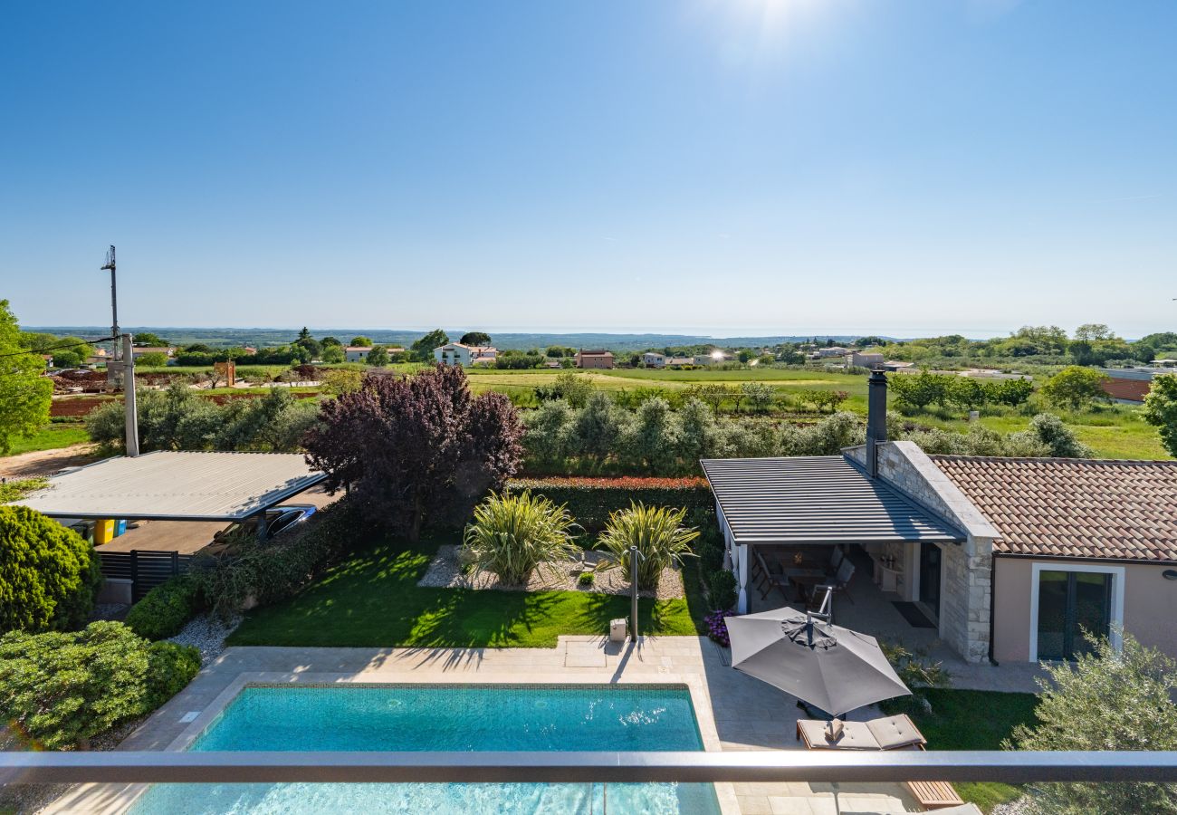 Villa a Valentici - Villa Gambin near Poreč for 8 persons with private 36 m2 pool, whirlpool, kids playground & sea view