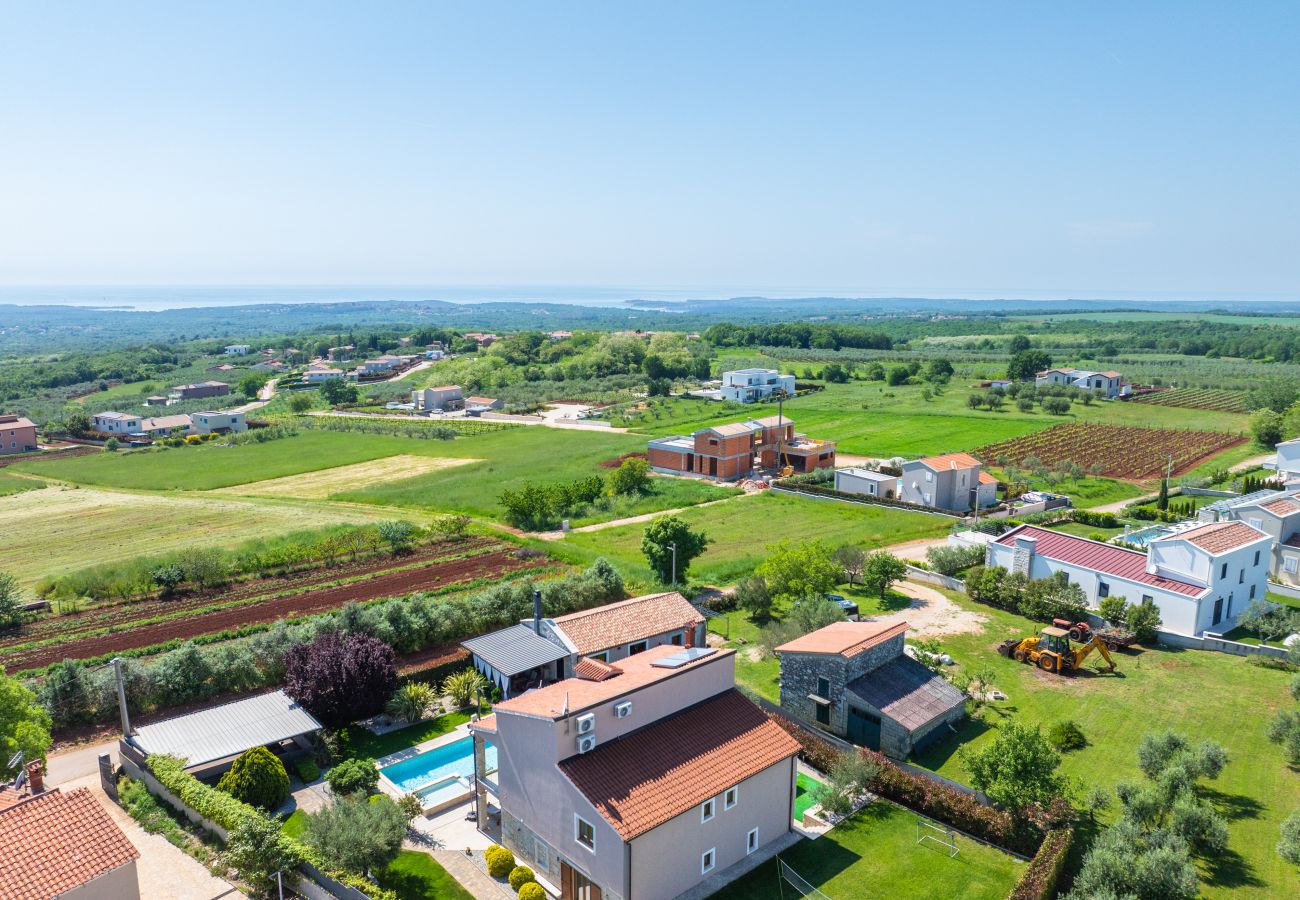 Villa a Valentici - Villa Gambin near Poreč for 8 persons with private 36 m2 pool, whirlpool, kids playground & sea view