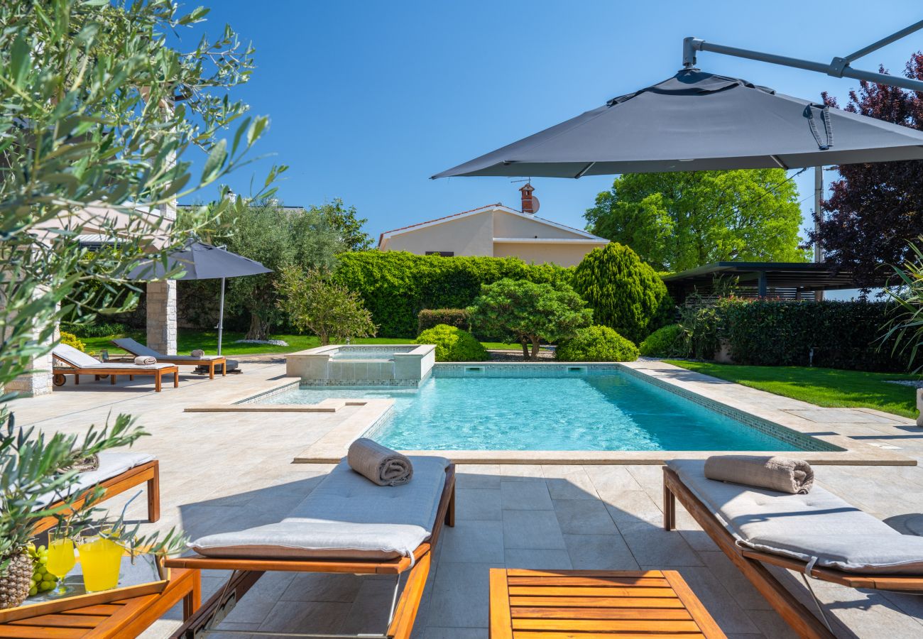 Villa a Valentici - Villa Gambin near Poreč for 8 persons with private 36 m2 pool, whirlpool, kids playground & sea view