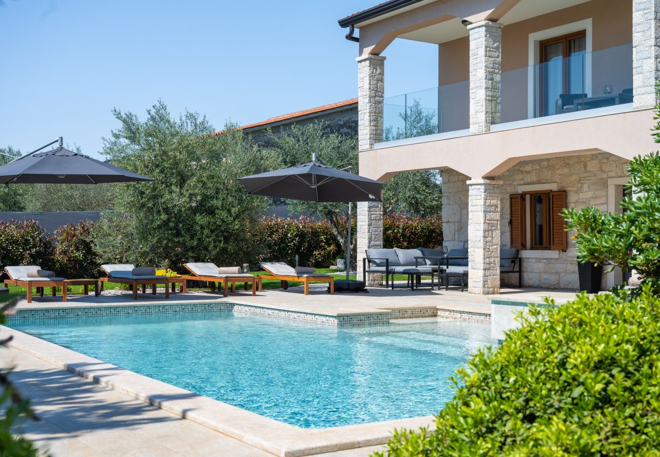 Villa a Valentici - Villa Gambin near Poreč for 8 persons with private 36 m2 pool, whirlpool, kids playground & sea view