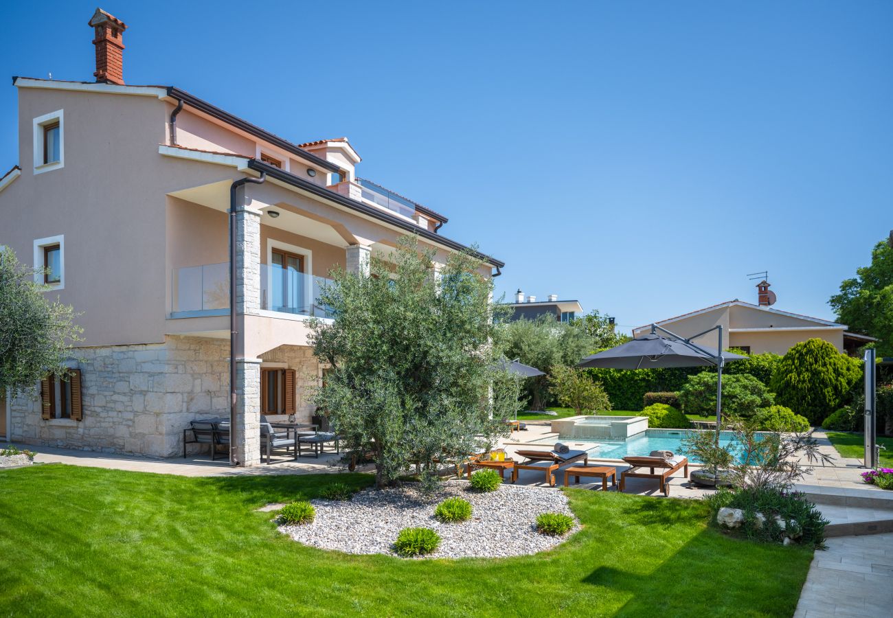 Villa a Valentici - Villa Gambin near Poreč for 8 persons with private 36 m2 pool, whirlpool, kids playground & sea view