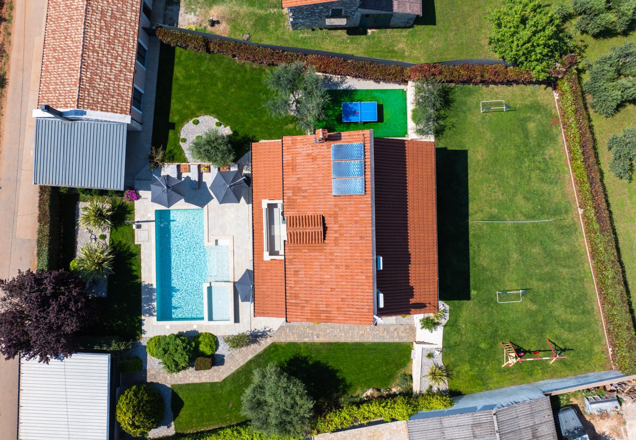 Villa a Valentici - Villa Gambin near Poreč for 8 persons with private 36 m2 pool, whirlpool, kids playground & sea view