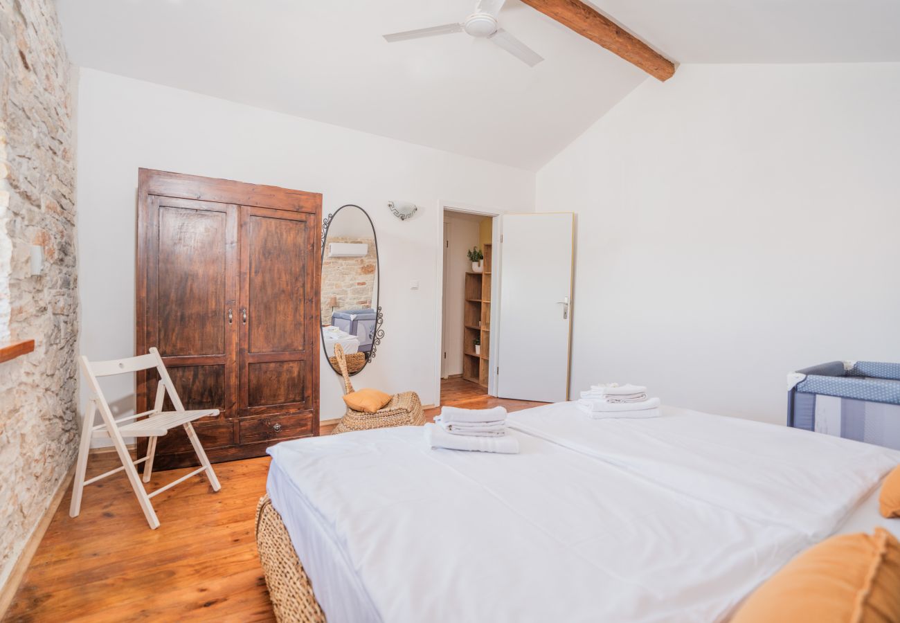 Villa a Peroj - Villa Weiße Feder near Fažana for 5 persons with small heated pool & sea view - only 1,2 km from beach 