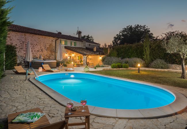 Villa a Cerion - Villa Nonni in Central Istria for 4 persons with 32 m2 private pool, jacuzzi, free bikes & kids playground