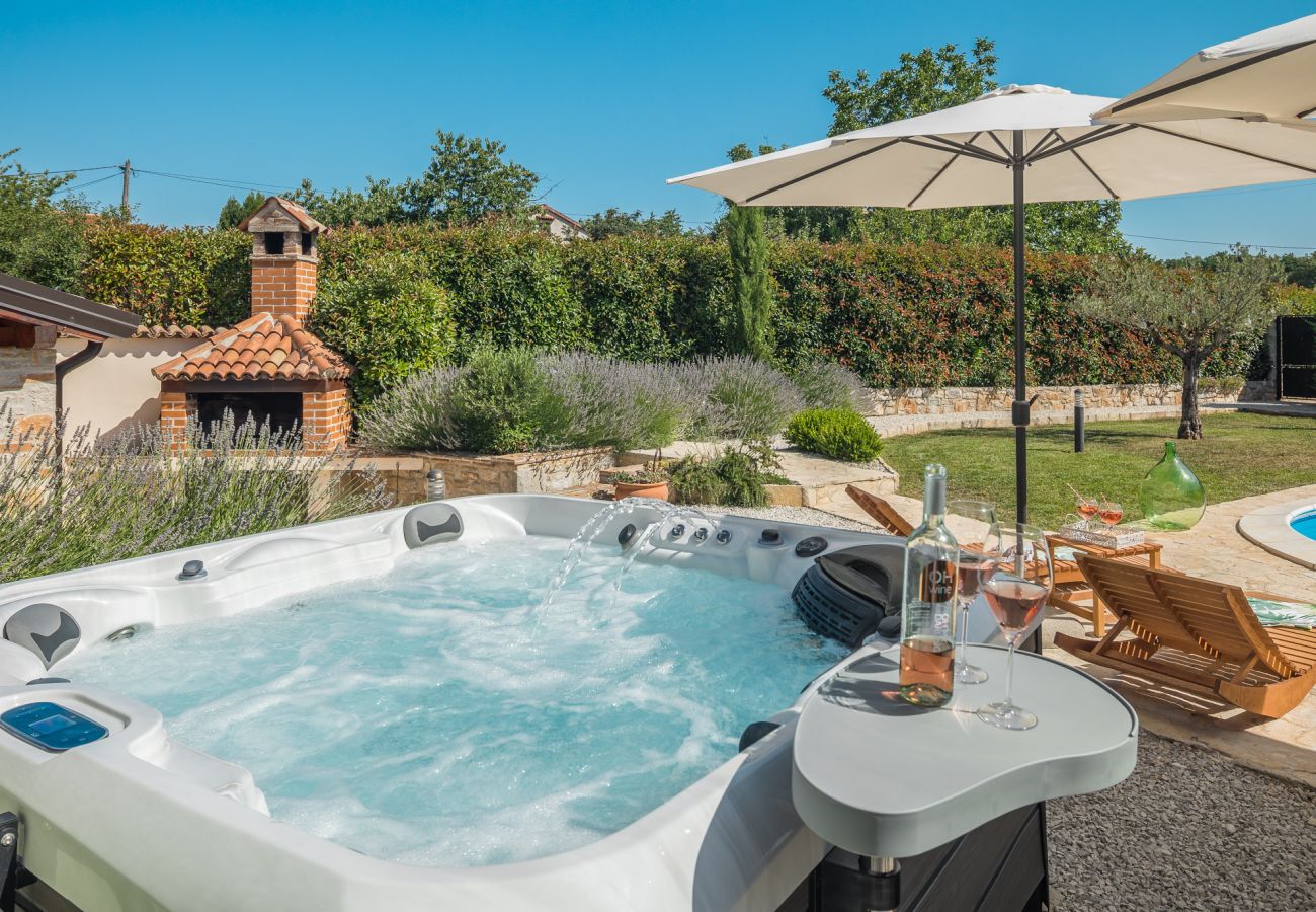 Villa a Cerion - Villa Nonni in Central Istria for 4 persons with 32 m2 private pool, jacuzzi, free bikes & kids playground