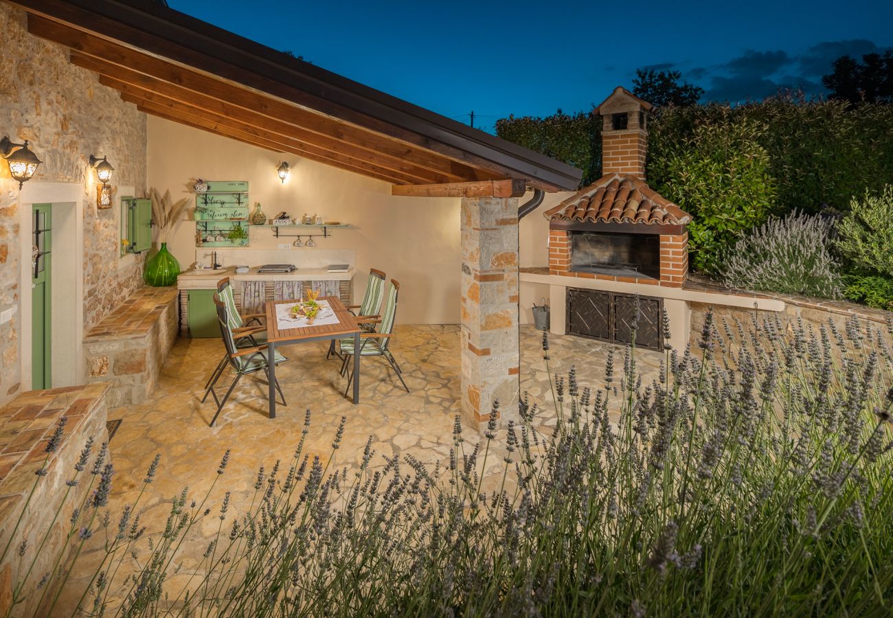 Villa a Cerion - Villa Nonni in Central Istria for 4 persons with 32 m2 private pool, jacuzzi, free bikes & kids playground