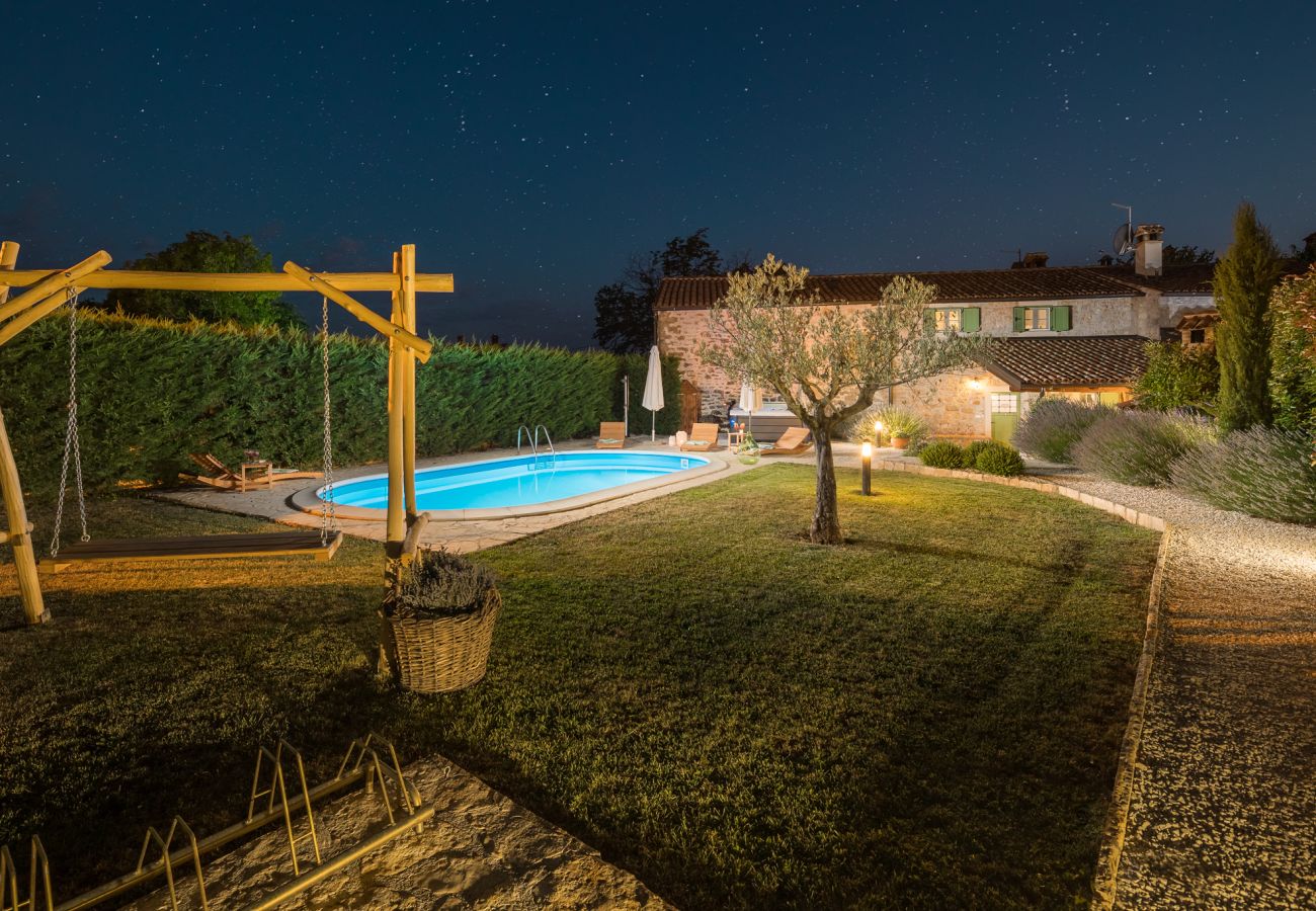 Villa a Cerion - Villa Nonni in Central Istria for 4 persons with 32 m2 private pool, jacuzzi, free bikes & kids playground
