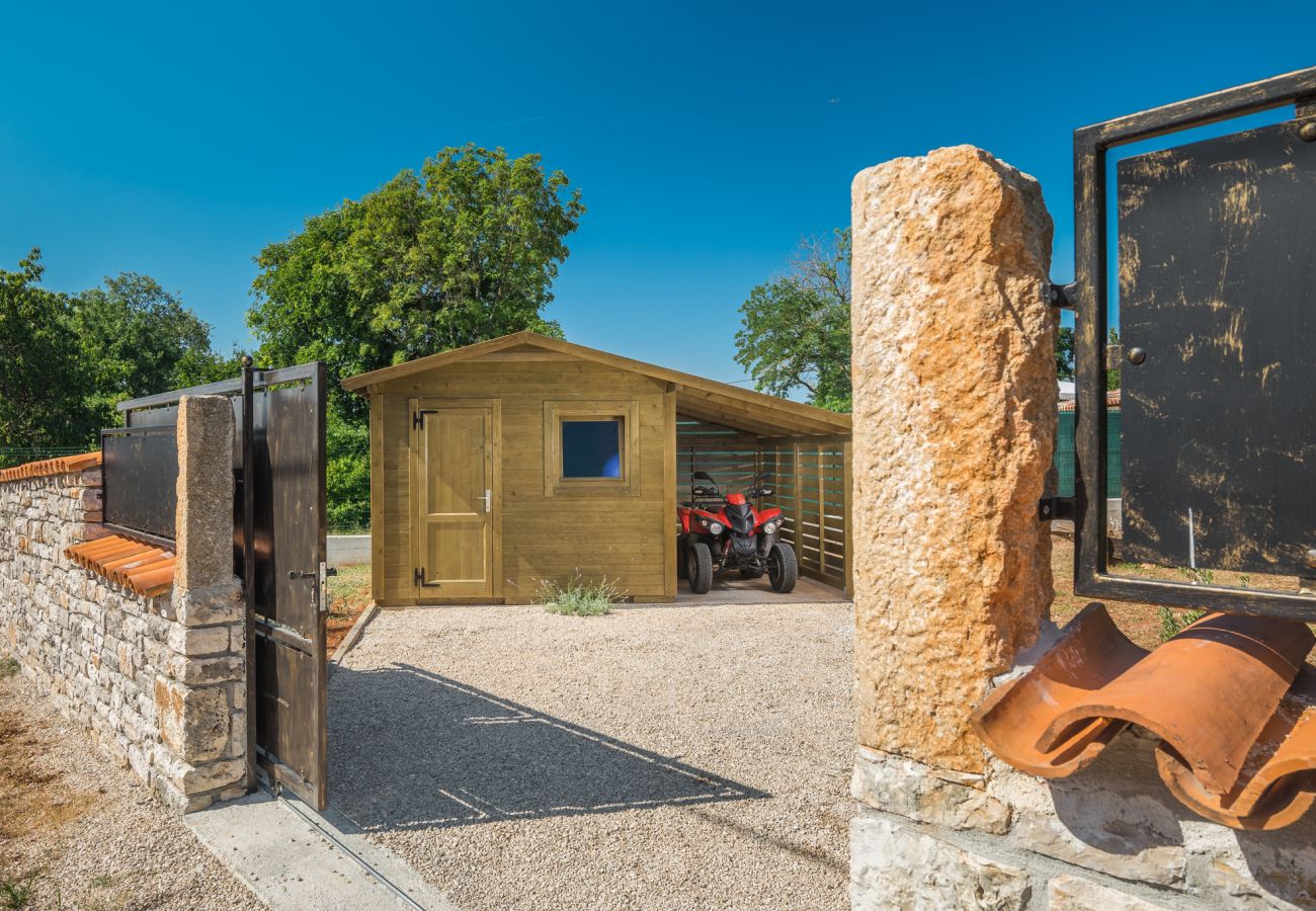 Villa a Cerion - Villa Nonni in Central Istria for 4 persons with 32 m2 private pool, jacuzzi, free bikes & kids playground