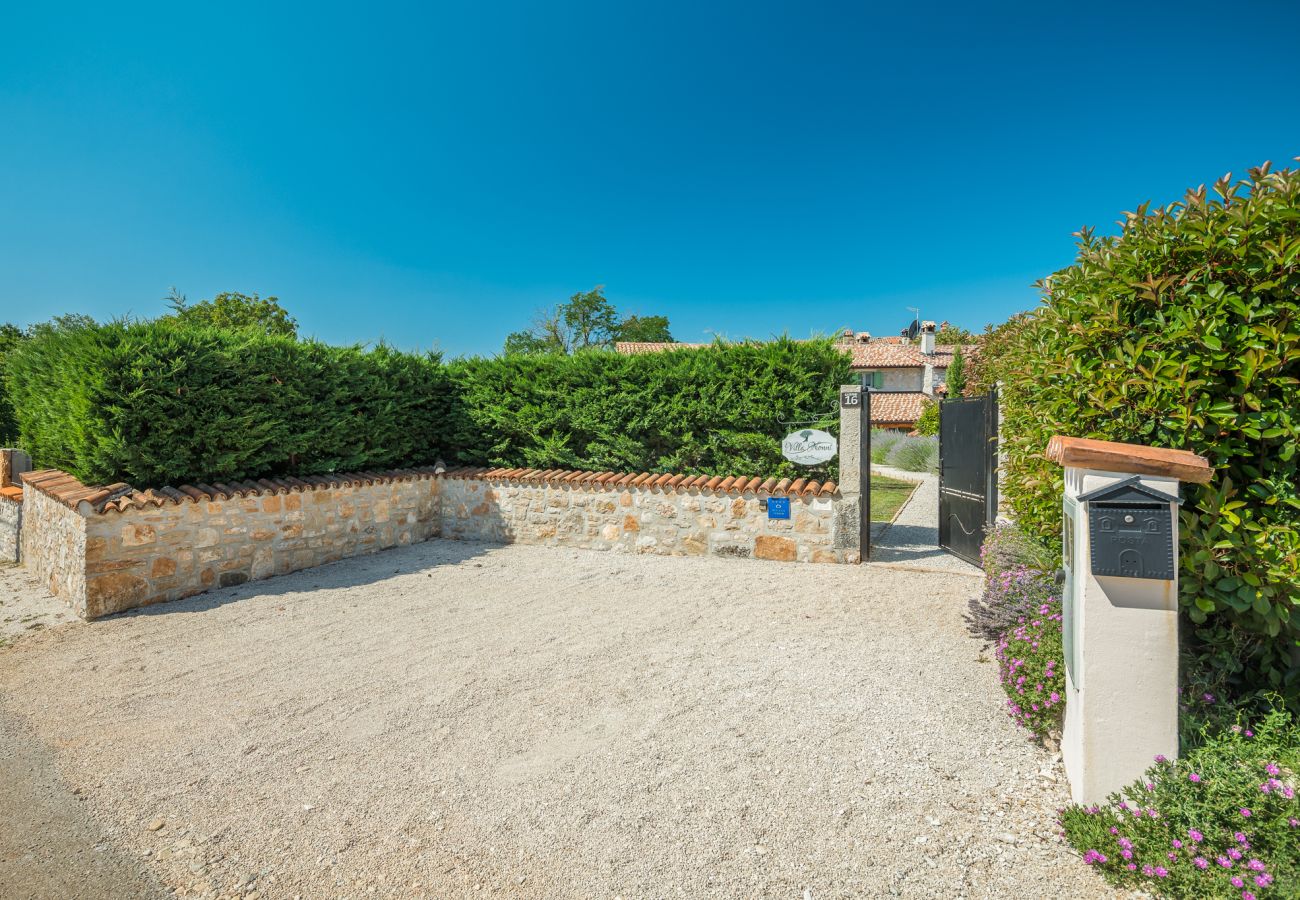 Villa a Cerion - Villa Nonni in Central Istria for 4 persons with 32 m2 private pool, jacuzzi, free bikes & kids playground