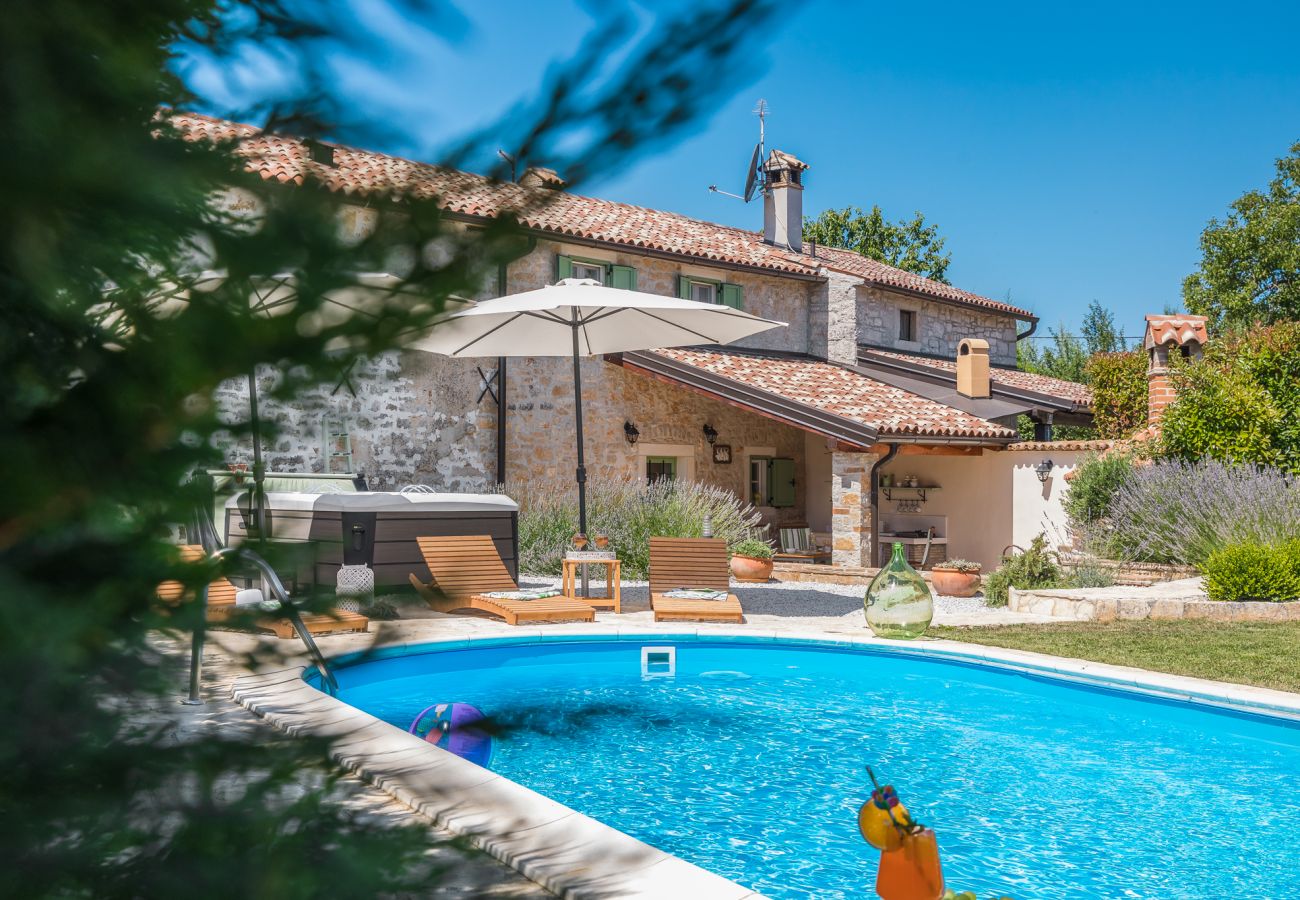 Villa a Cerion - Villa Nonni in Central Istria for 4 persons with 32 m2 private pool, jacuzzi, free bikes & kids playground