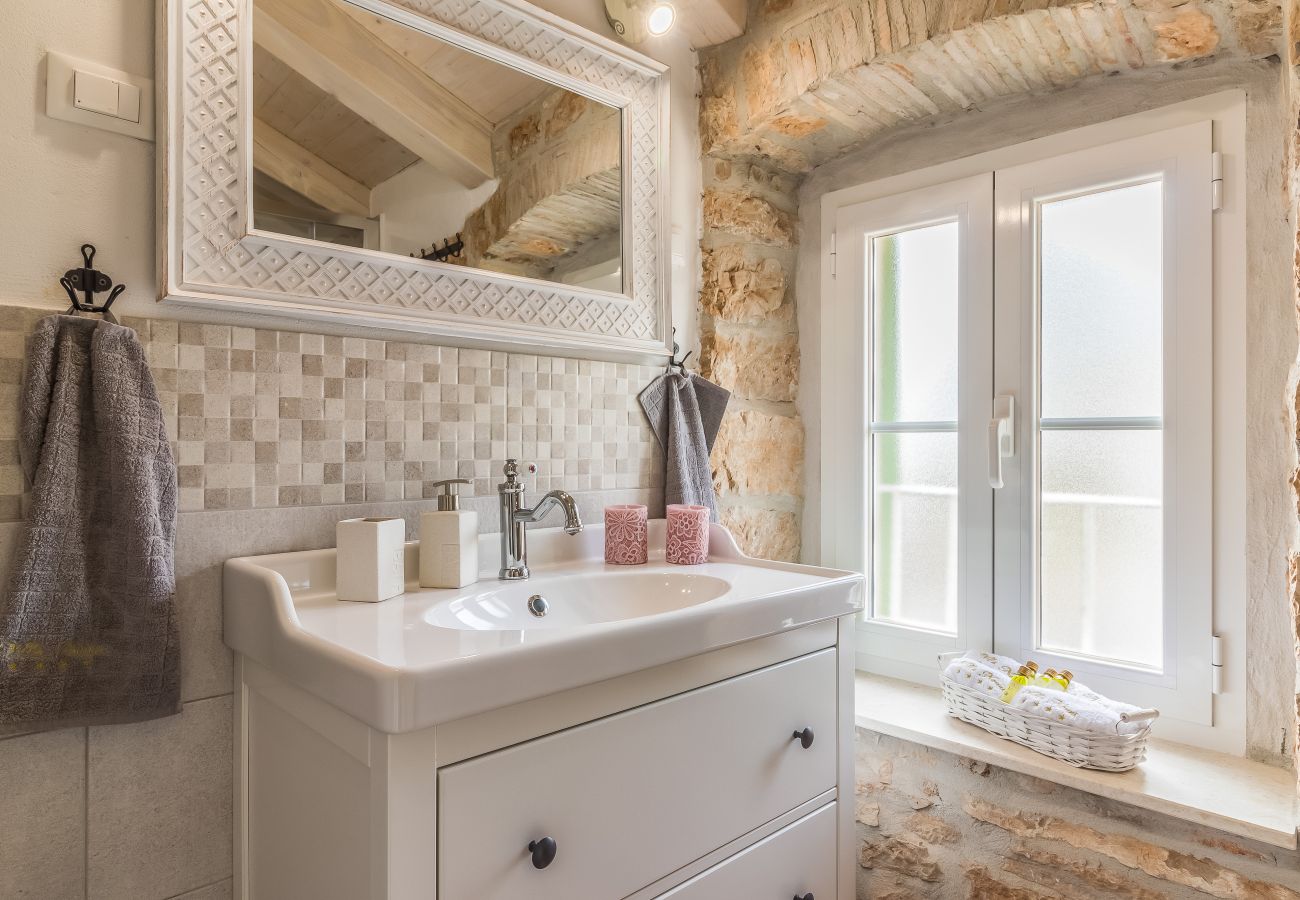 Villa a Cerion - Villa Nonni in Central Istria for 4 persons with 32 m2 private pool, jacuzzi, free bikes & kids playground