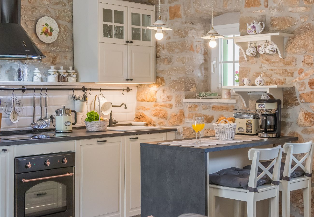 Villa a Cerion - Villa Nonni in Central Istria for 4 persons with 32 m2 private pool, jacuzzi, free bikes & kids playground