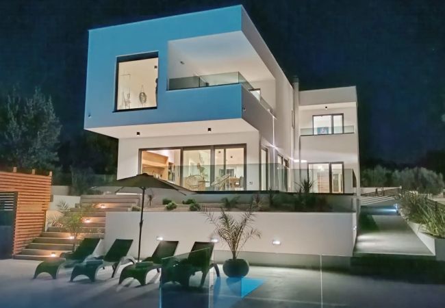 Villa a Pomer - Villa Pergosa near Medulin for 8 persons with 38 m2 pool, sea view - only 200 meters from beach