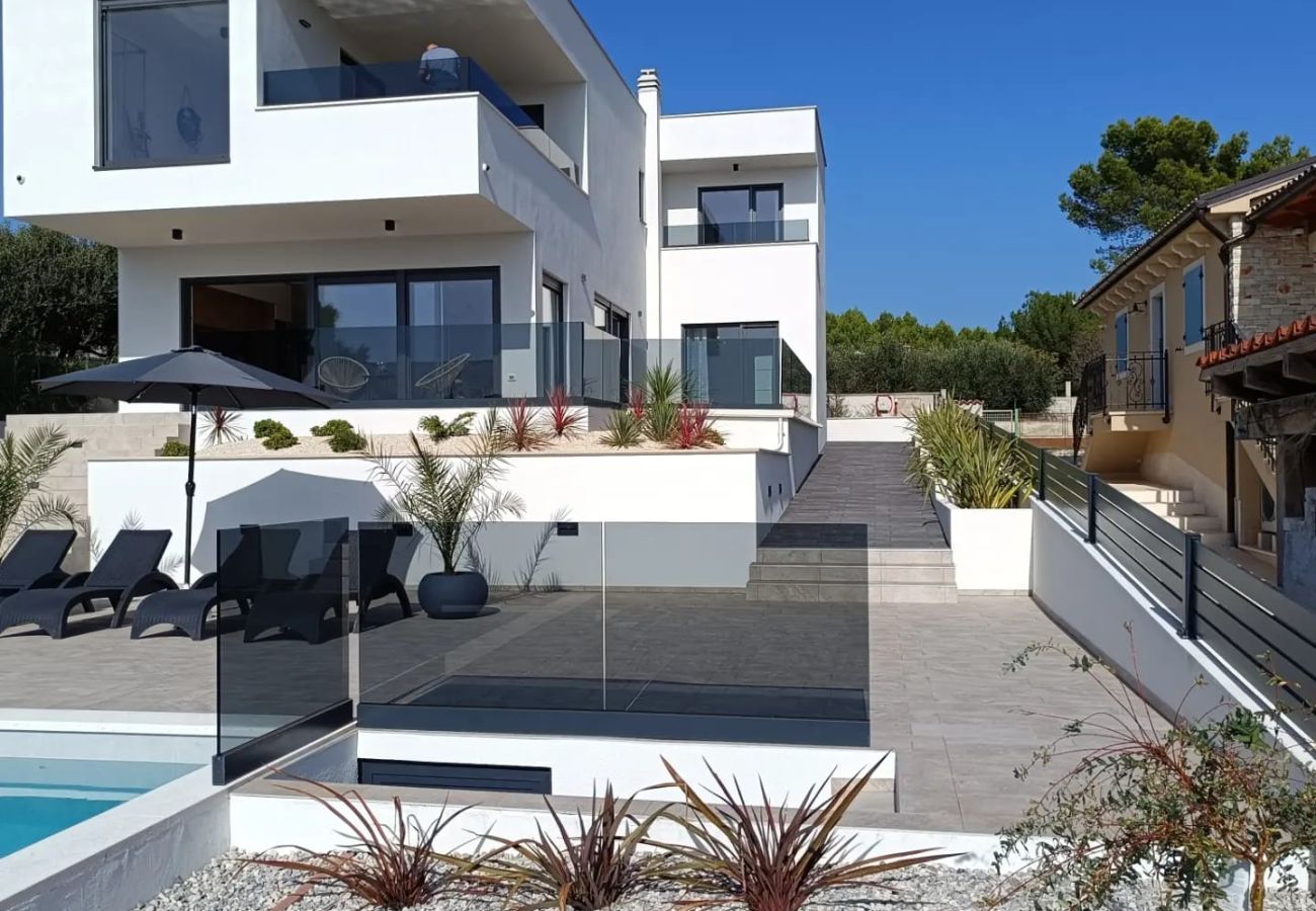 Villa a Pomer - Villa Pergosa near Medulin for 8 persons with 38 m2 pool, sea view - only 200 meters from beach