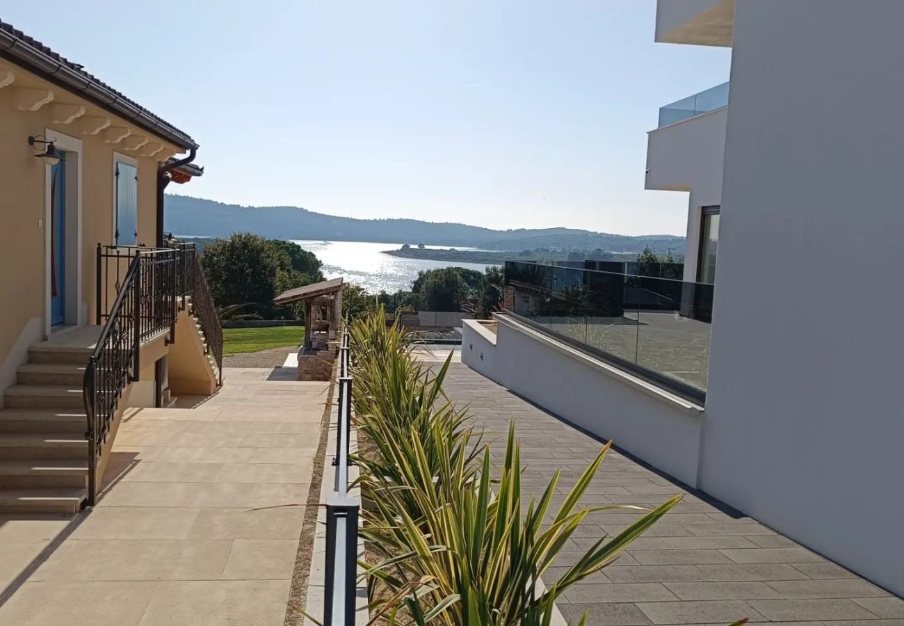 Villa a Pomer - Villa Pergosa near Medulin for 8 persons with 38 m2 pool, sea view - only 200 meters from beach
