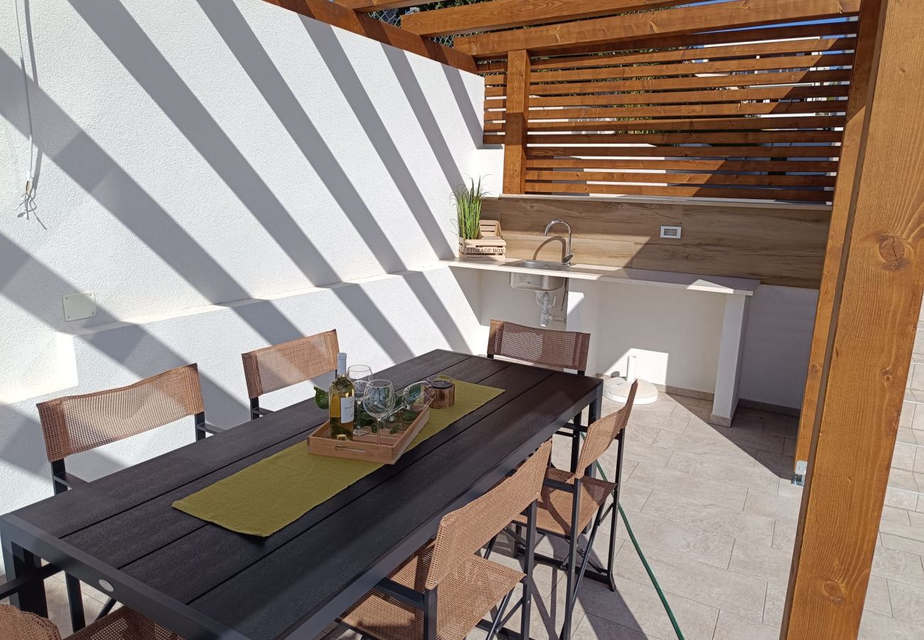 Villa a Pomer - Villa Pergosa near Medulin for 8 persons with 38 m2 pool, sea view - only 200 meters from beach