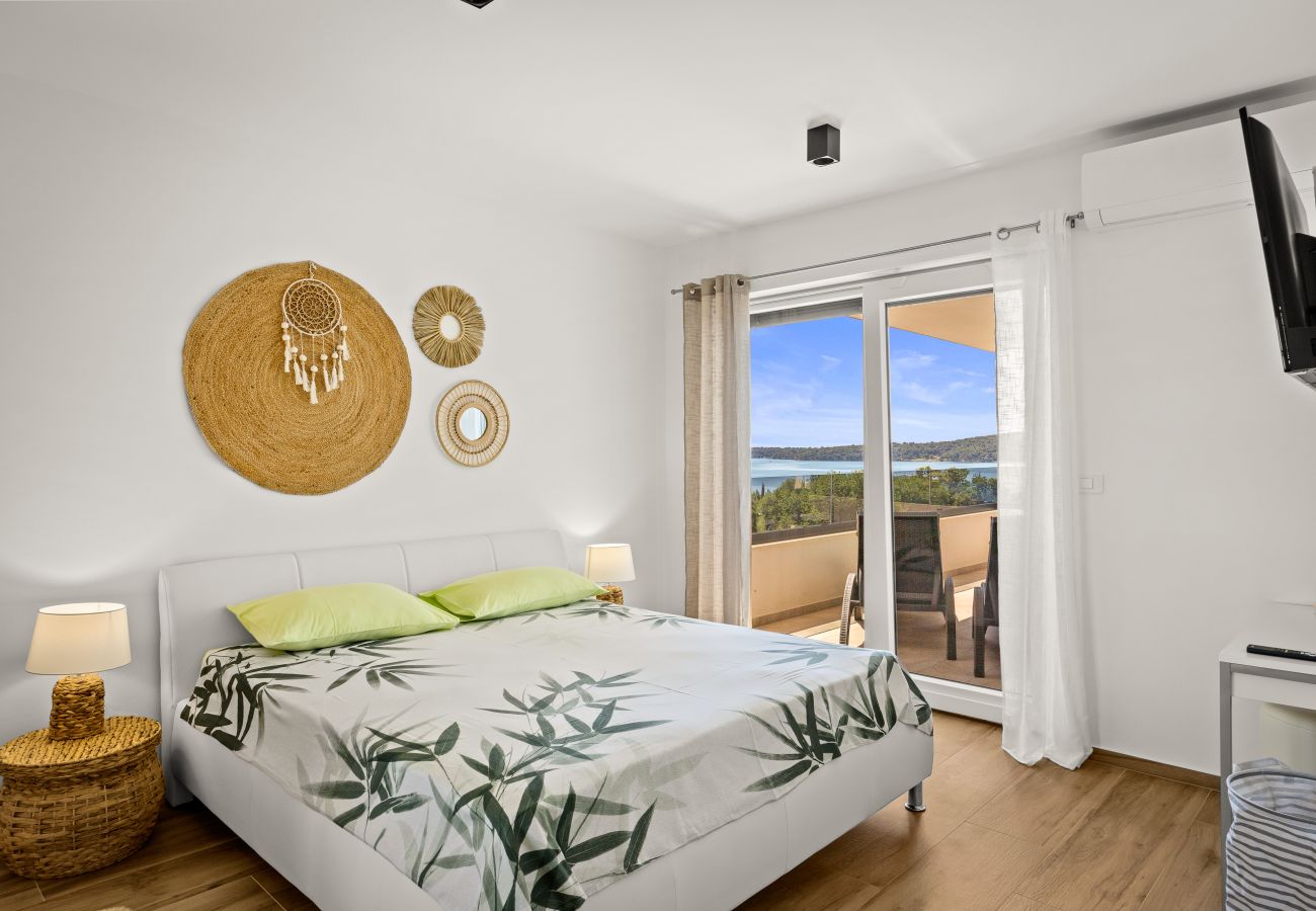 Villa a Pomer - Villa Pergosa near Medulin for 8 persons with 38 m2 pool, sea view - only 200 meters from beach