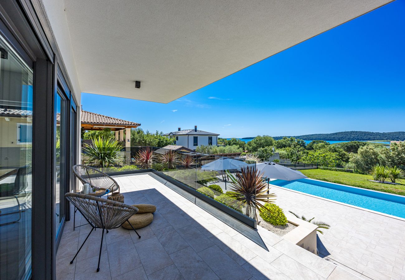 Villa a Pomer - Villa Pergosa near Medulin for 8 persons with 38 m2 pool, sea view - only 200 meters from beach