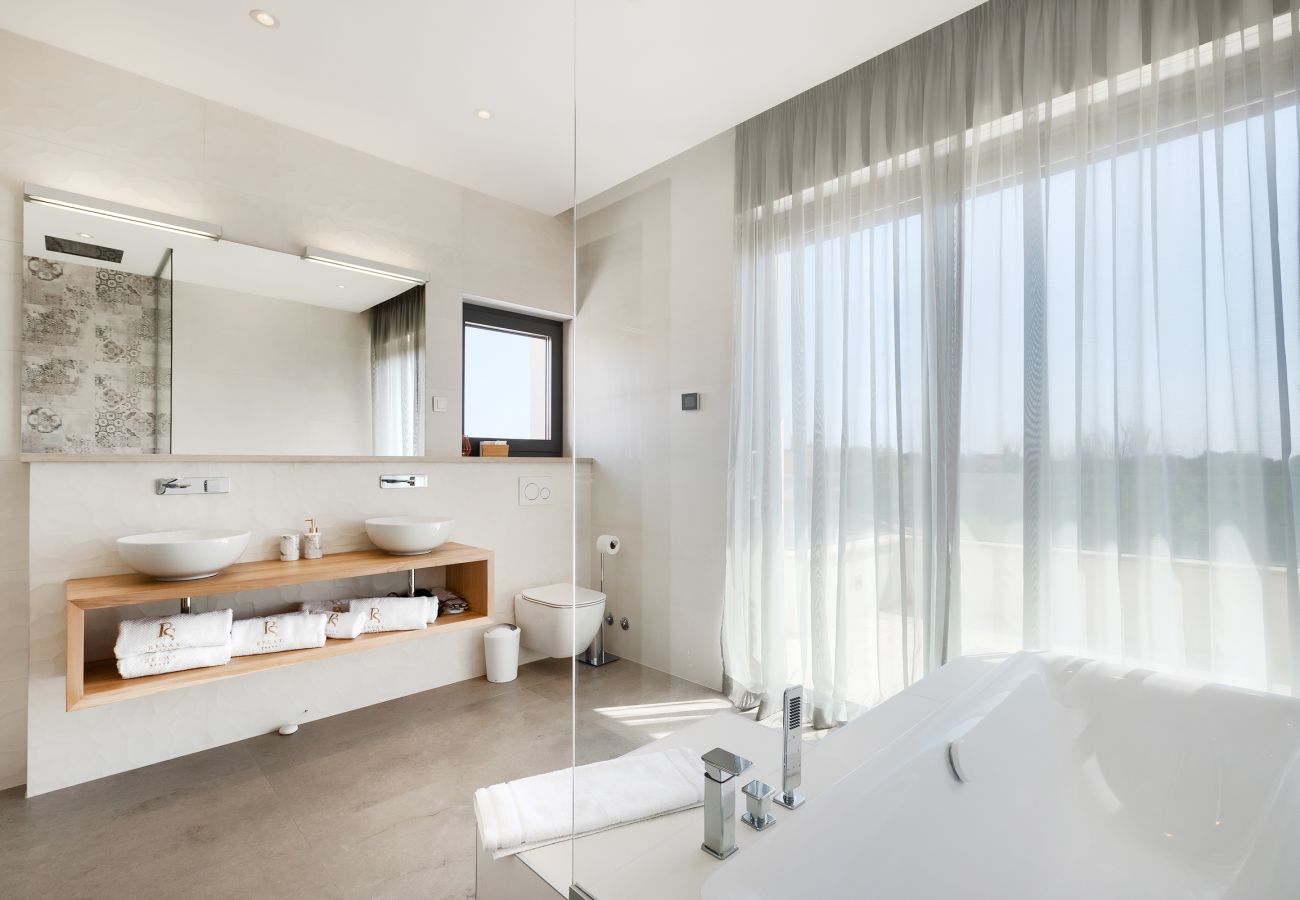 Villa a Vintijan - Luxury Villa PS Deluxe in Pula for 8 persons with 60 m2 heated pool, wellness & sea view