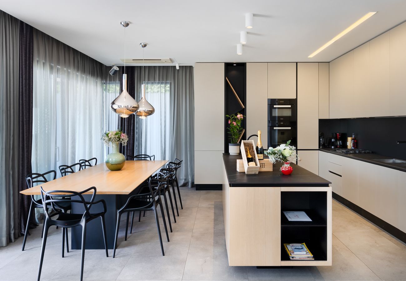 Villa a Vintijan - Luxury Villa PS Deluxe in Pula for 8 persons with 60 m2 heated pool, wellness & sea view