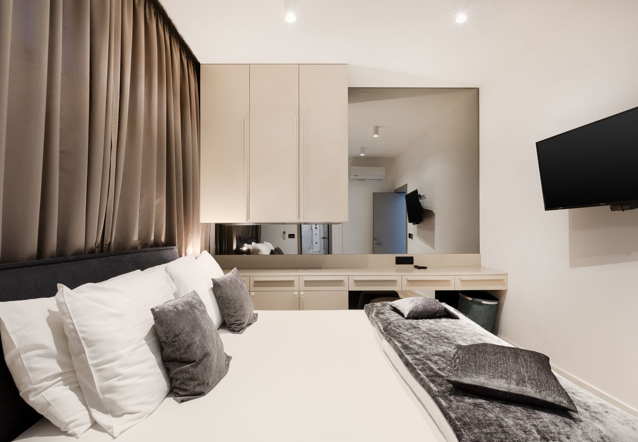 Villa a Vintijan - Luxury Villa PS Deluxe in Pula for 8 persons with 60 m2 heated pool, wellness & sea view