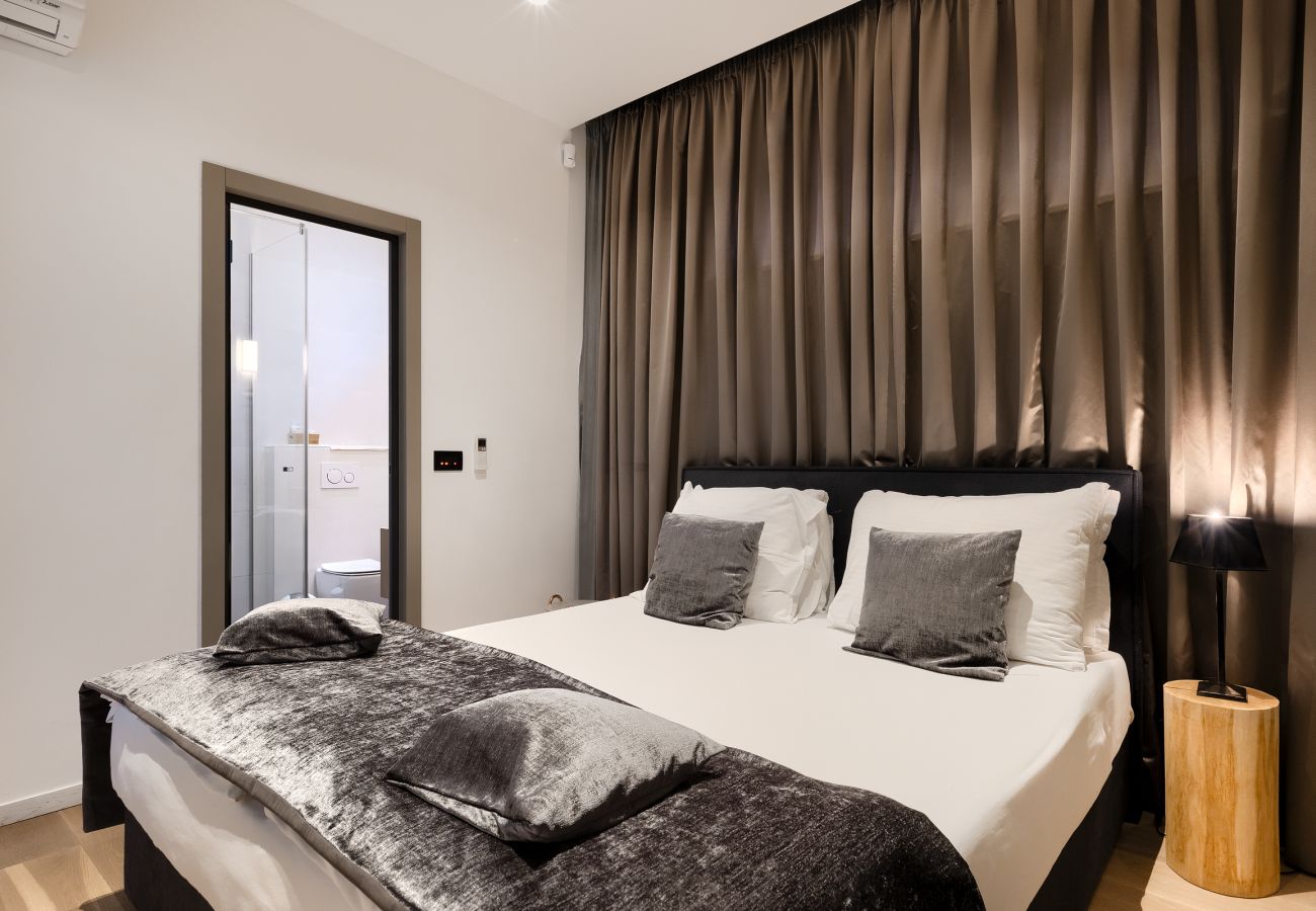 Villa a Vintijan - Luxury Villa PS Deluxe in Pula for 8 persons with 60 m2 heated pool, wellness & sea view