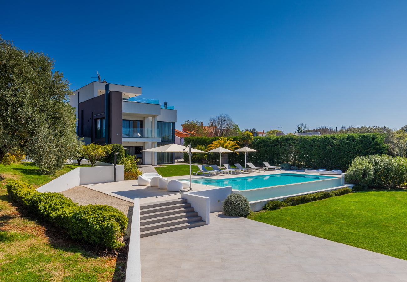 Villa a Vintijan - Luxury Villa PS Deluxe in Pula for 8 persons with 60 m2 heated pool, wellness & sea view