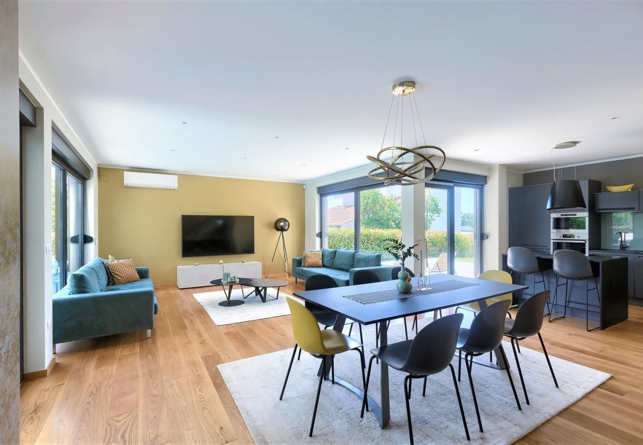 Villa a Rakalj - Villa Hedone in Rakalj for 6+2 persons with 45 m2 heated pool, wellness & recreational amenities