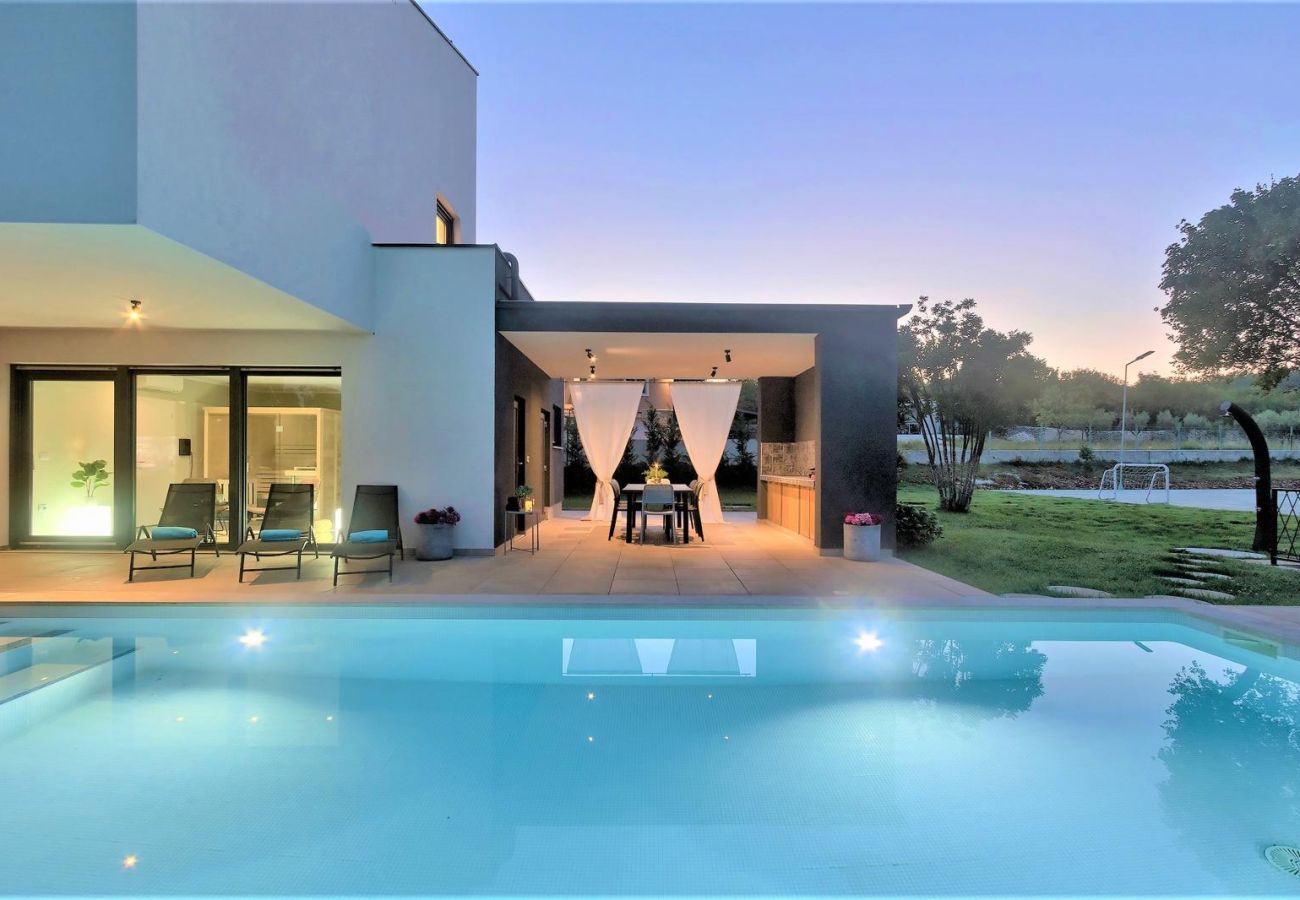 Villa a Rakalj - Villa Hedone in Rakalj for 6+2 persons with 45 m2 heated pool, wellness & recreational amenities