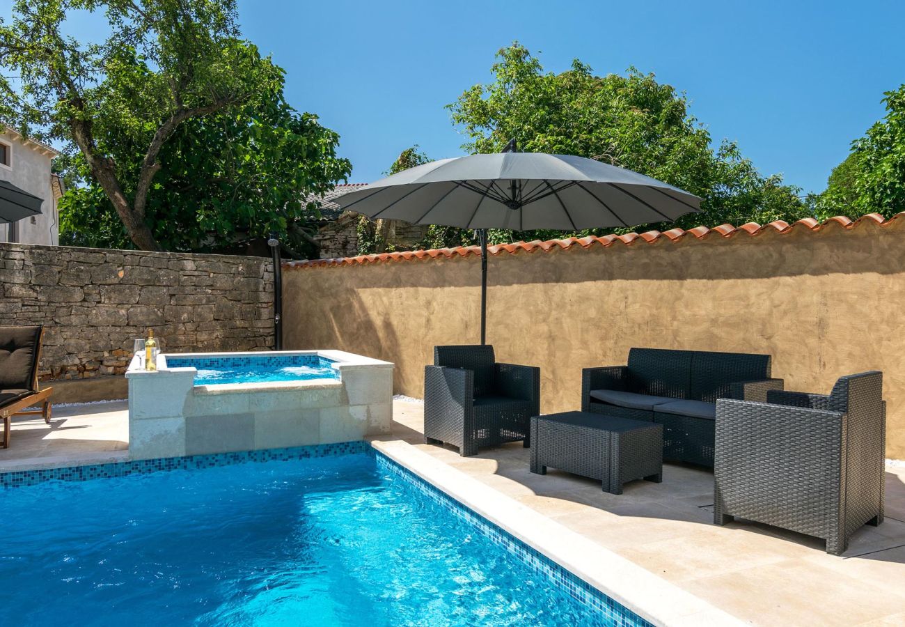 Villa a Žagrici - Villa Sagri for 7 persons in Central Istria with 24 m2 heated pool & jacuzzi - pet friendly