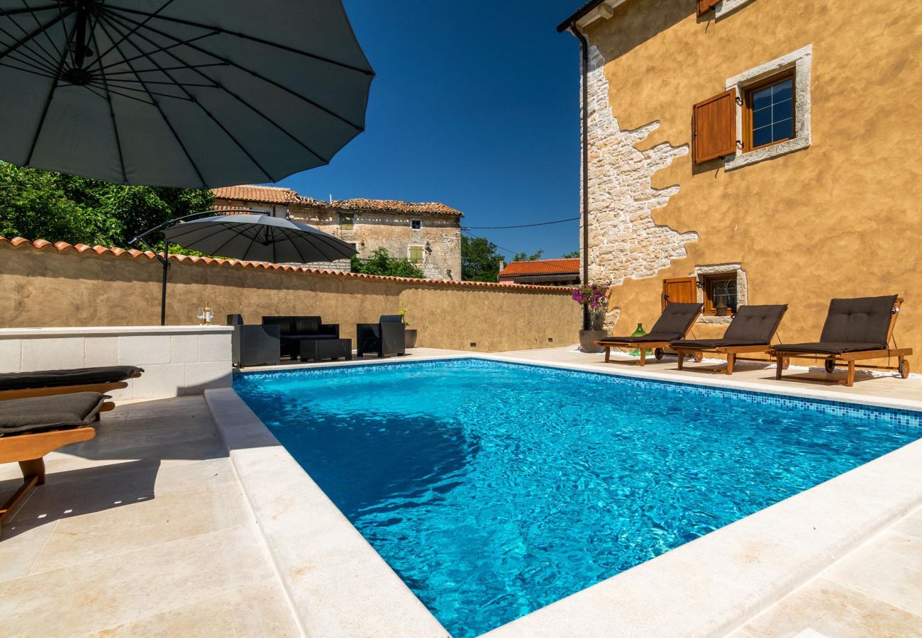 Villa a Žagrici - Villa Sagri for 7 persons in Central Istria with 24 m2 heated pool & jacuzzi - pet friendly