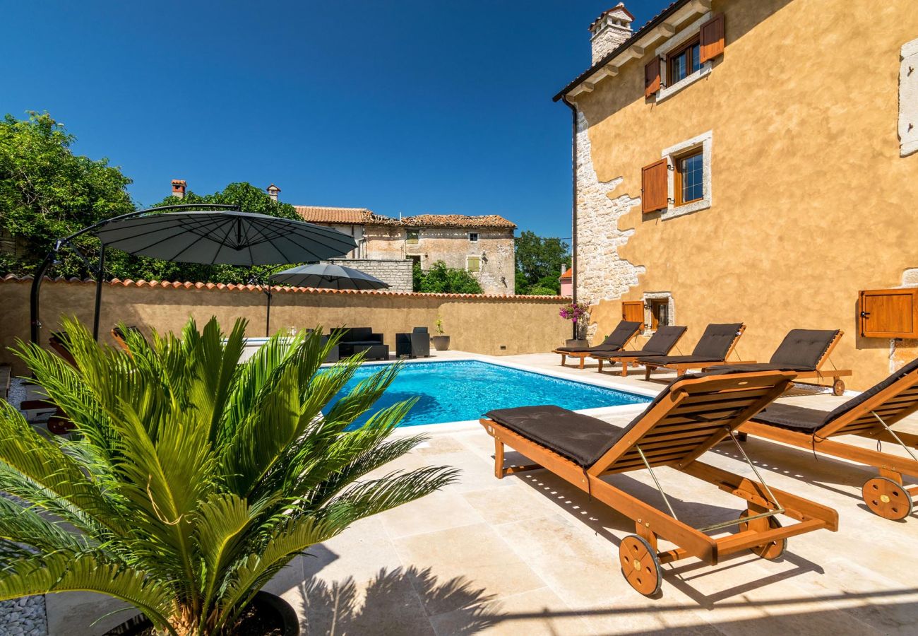 Villa a Žagrici - Villa Sagri for 7 persons in Central Istria with 24 m2 heated pool & jacuzzi - pet friendly