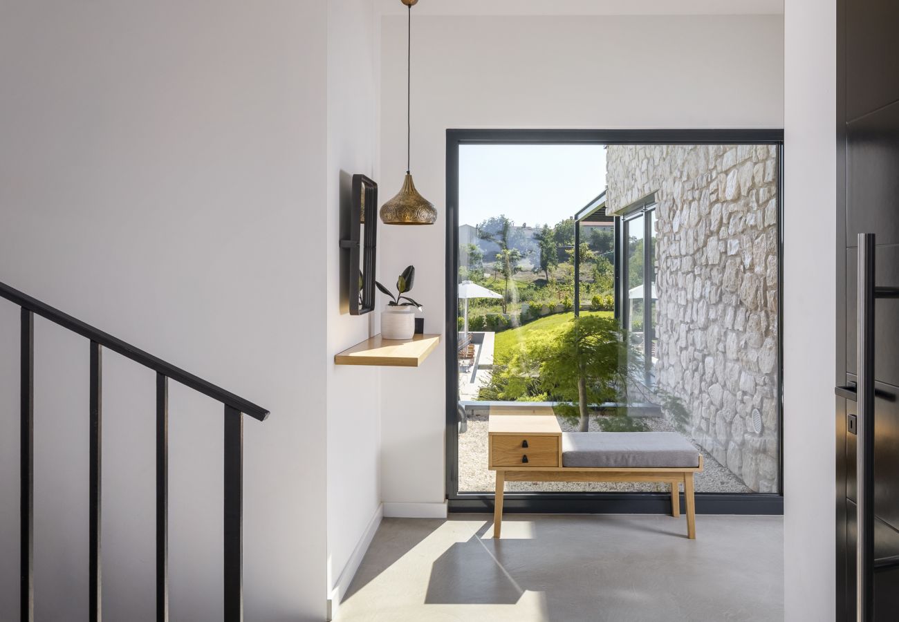 Villa a Brajkovici - Villa Ox in Central Istria for 14 persons with 56 m2 heated pool, kids playground & large garden