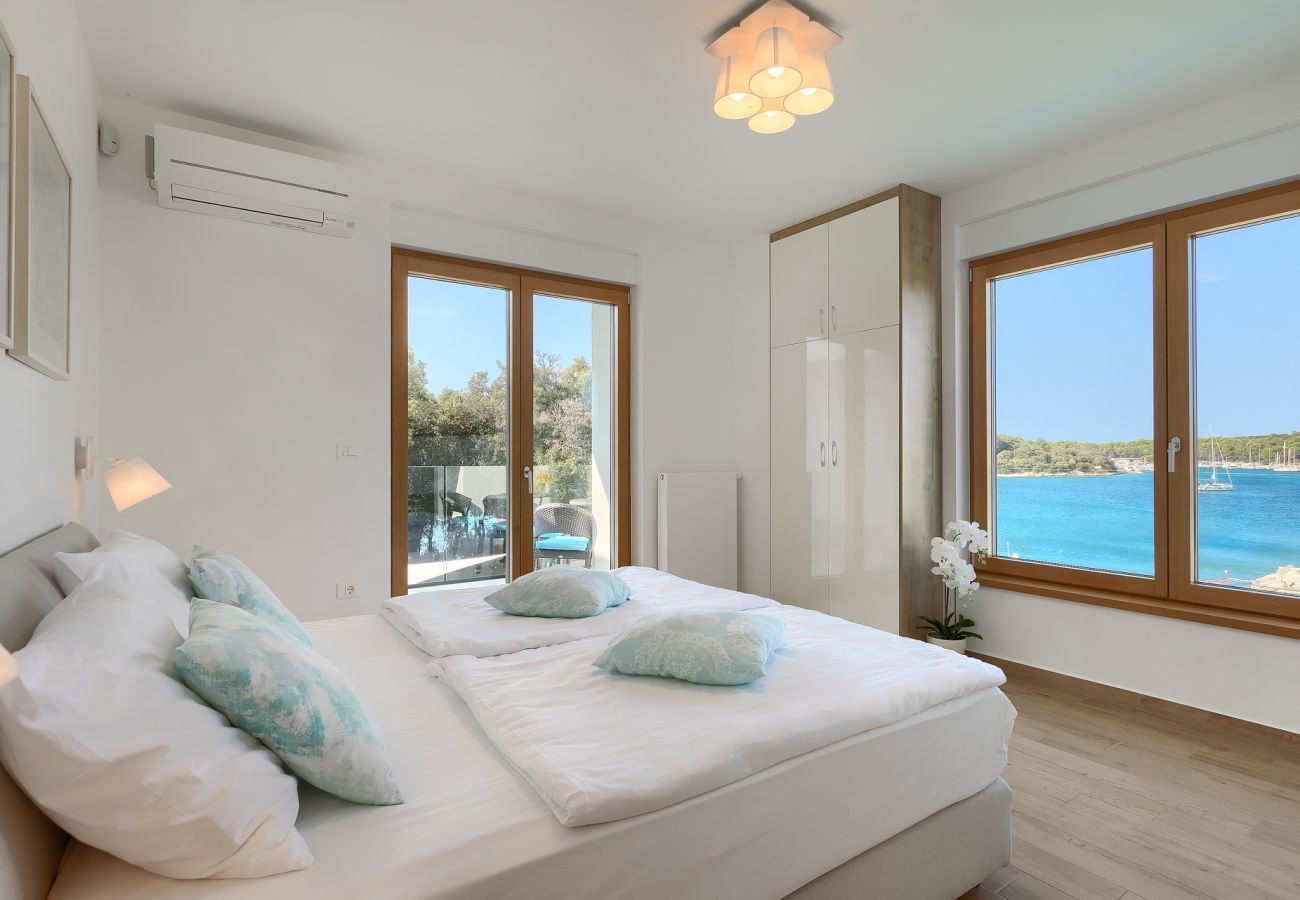 Villa a Pješčana uvala - Villa Sail near Medulin for 10 persons with 50 m2 heated pool, sea view & beachfront