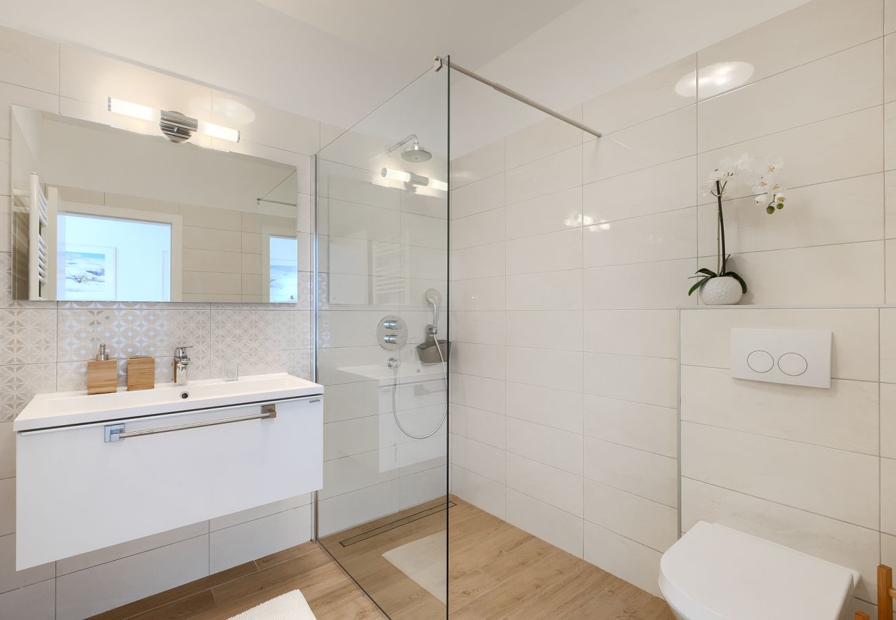 Villa a Pješčana uvala - Villa Sail near Medulin for 10 persons with 50 m2 heated pool, sea view & beachfront