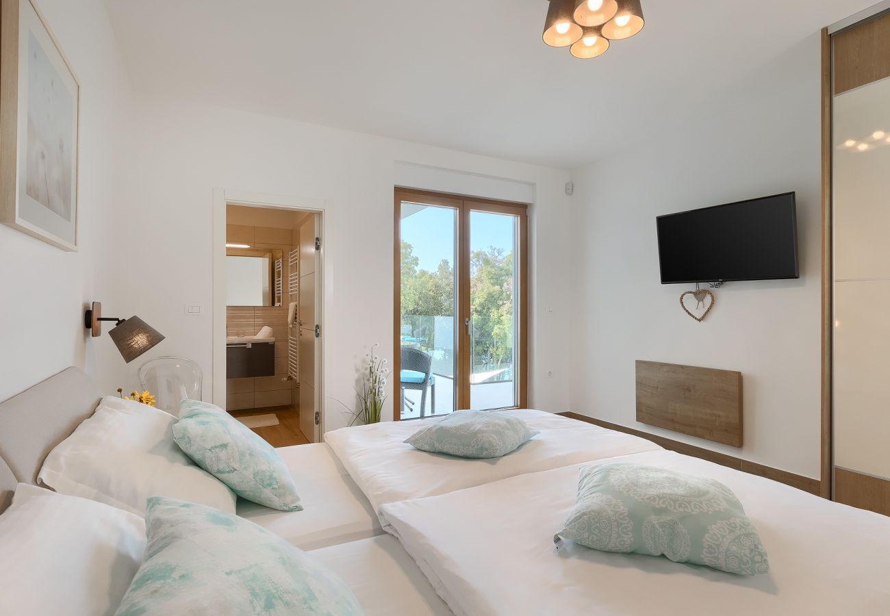 Villa a Pješčana uvala - Villa Sail near Medulin for 10 persons with 50 m2 heated pool, sea view & beachfront