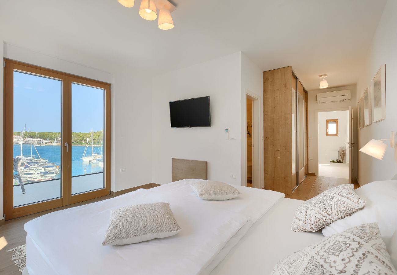 Villa a Pješčana uvala - Villa Sail near Medulin for 10 persons with 50 m2 heated pool, sea view & beachfront