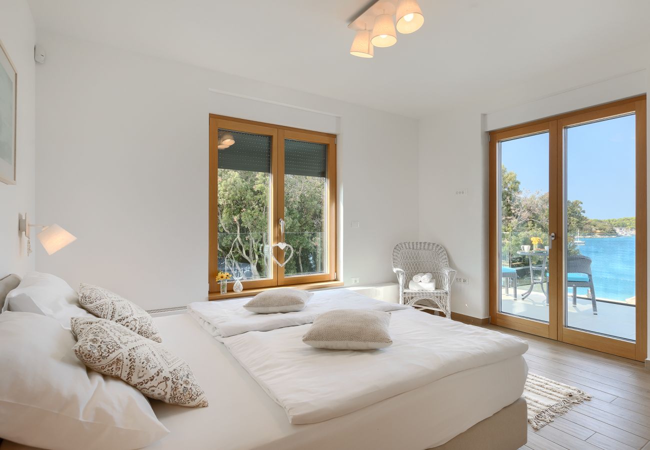 Villa a Pješčana uvala - Villa Sail near Medulin for 10 persons with 50 m2 heated pool, sea view & beachfront