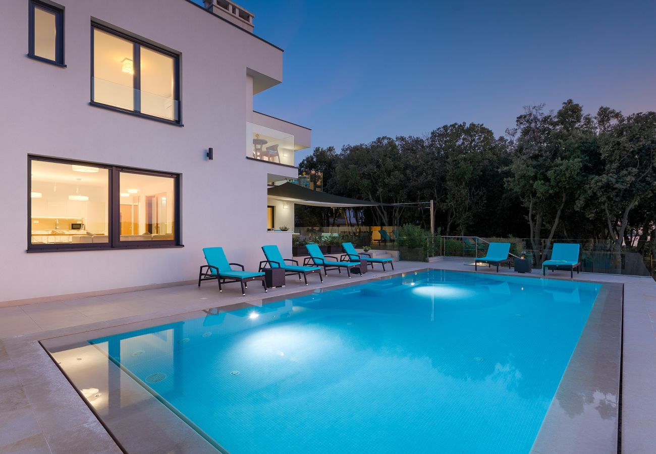 Villa a Pješčana uvala - Villa Sail near Medulin for 10 persons with 50 m2 heated pool, sea view & beachfront