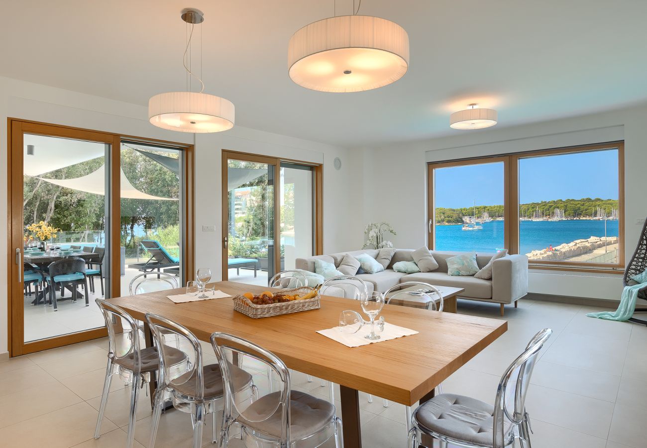 Villa a Pješčana uvala - Villa Sail near Medulin for 10 persons with 50 m2 heated pool, sea view & beachfront