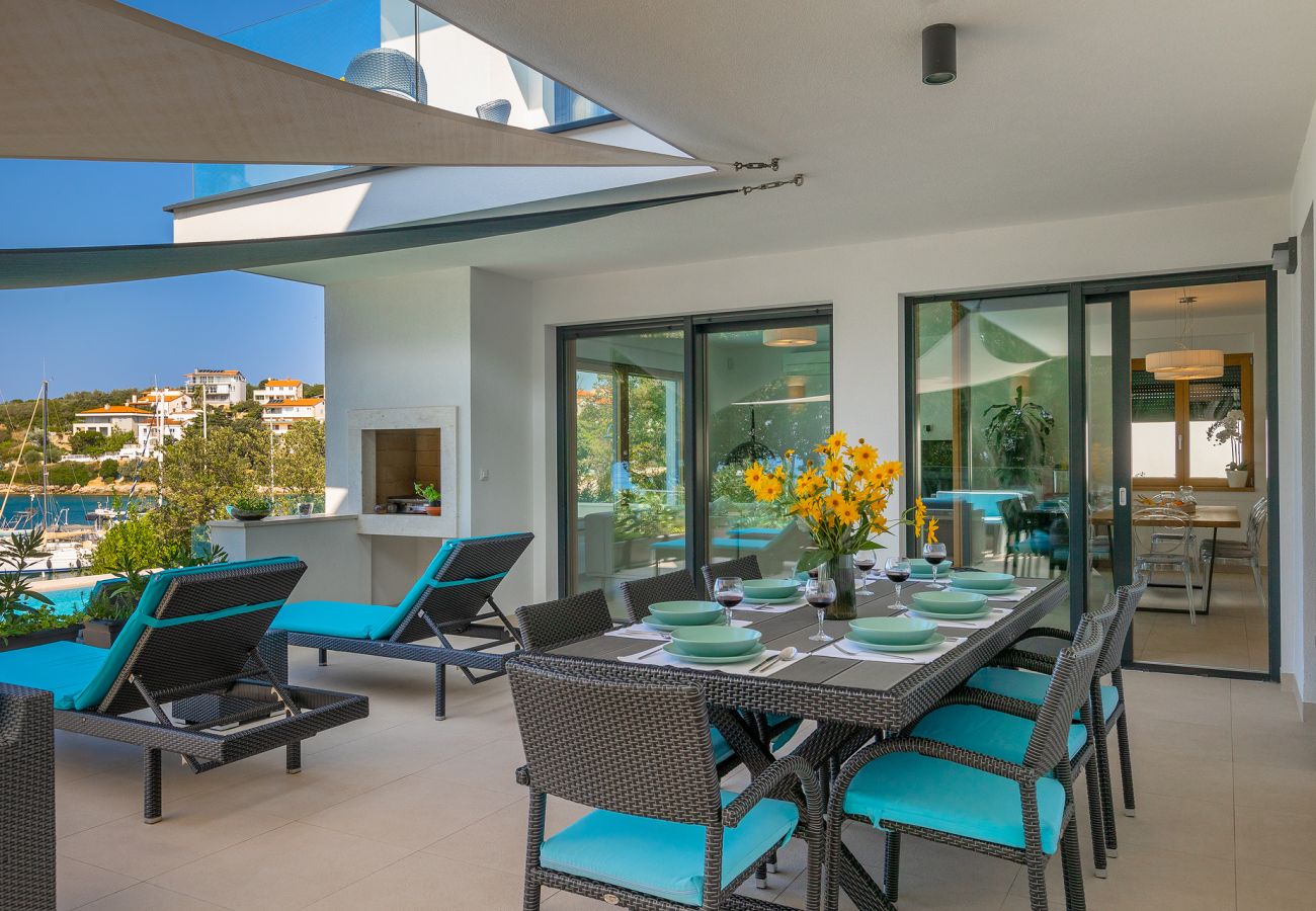 Villa a Pješčana uvala - Villa Sail near Medulin for 10 persons with 50 m2 heated pool, sea view & beachfront