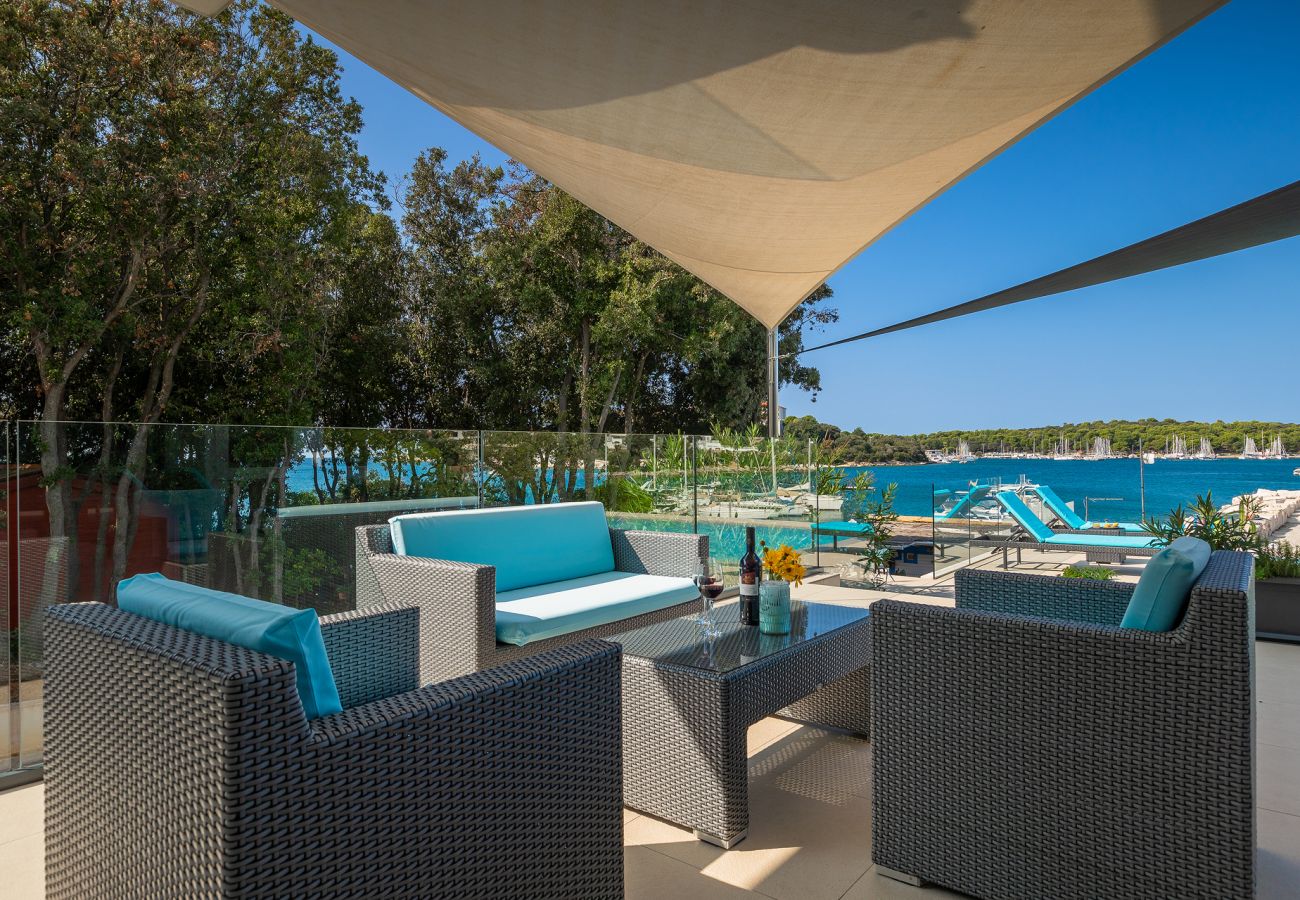 Villa a Pješčana uvala - Villa Sail near Medulin for 10 persons with 50 m2 heated pool, sea view & beachfront