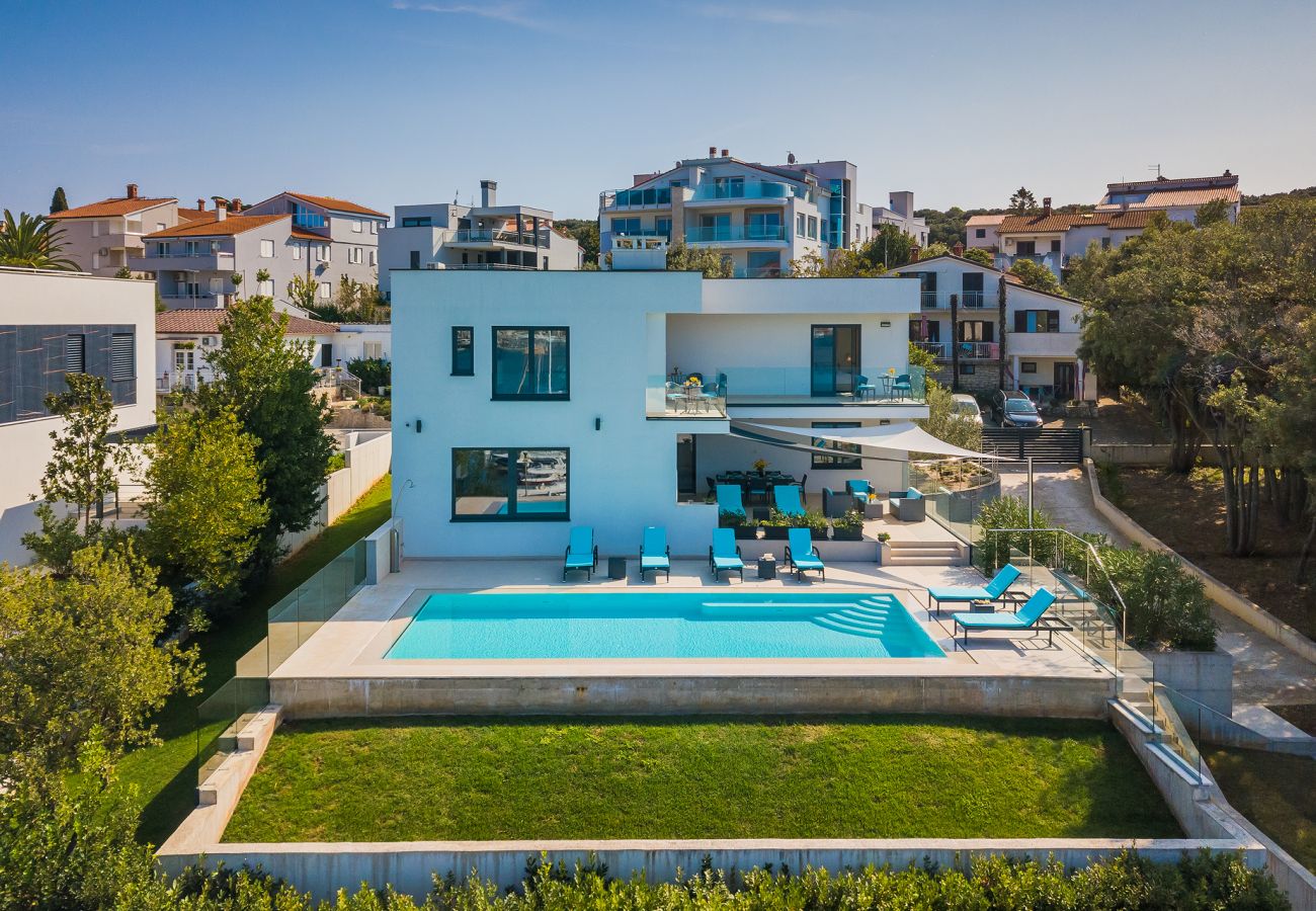 Villa a Pješčana uvala - Villa Sail near Medulin for 10 persons with 50 m2 heated pool, sea view & beachfront