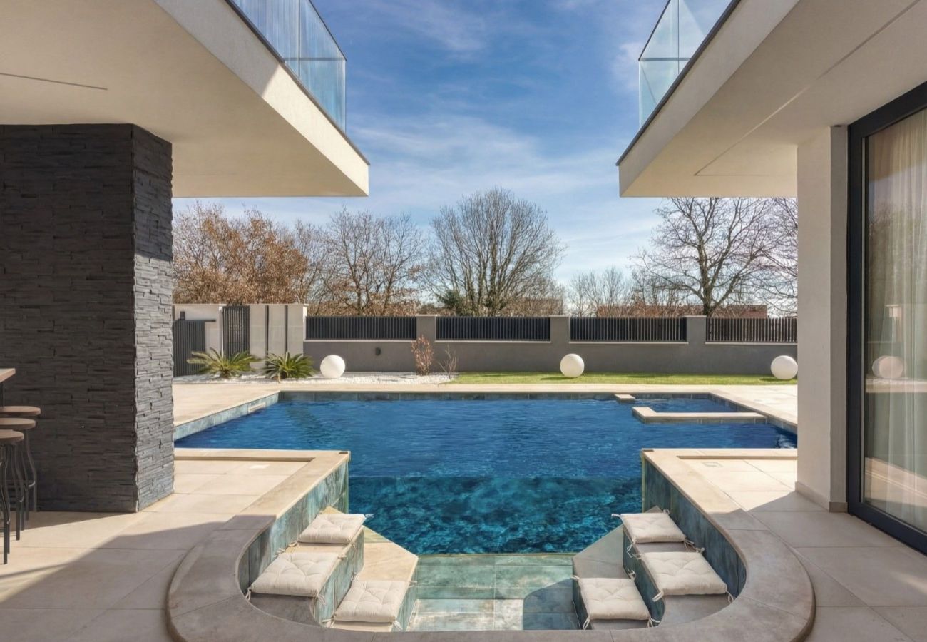 Villa a Ližnjan - Villa Asper near Medulin for 8 persons with 40 m2 private pool, sea view and only 1 km from beach