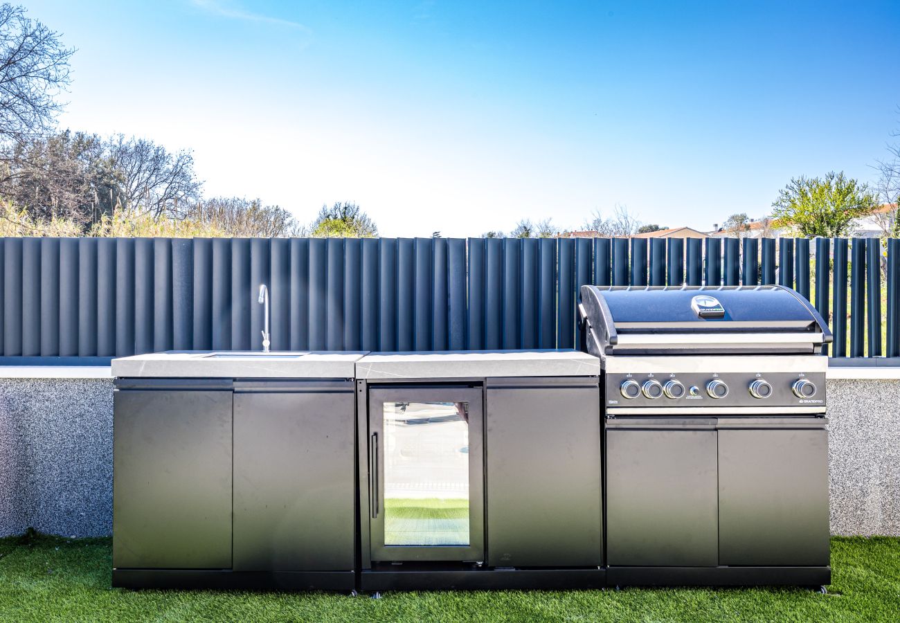 Villa a Ližnjan - Villa Asper near Medulin for 8 persons with 40 m2 private pool, sea view and only 1 km from beach