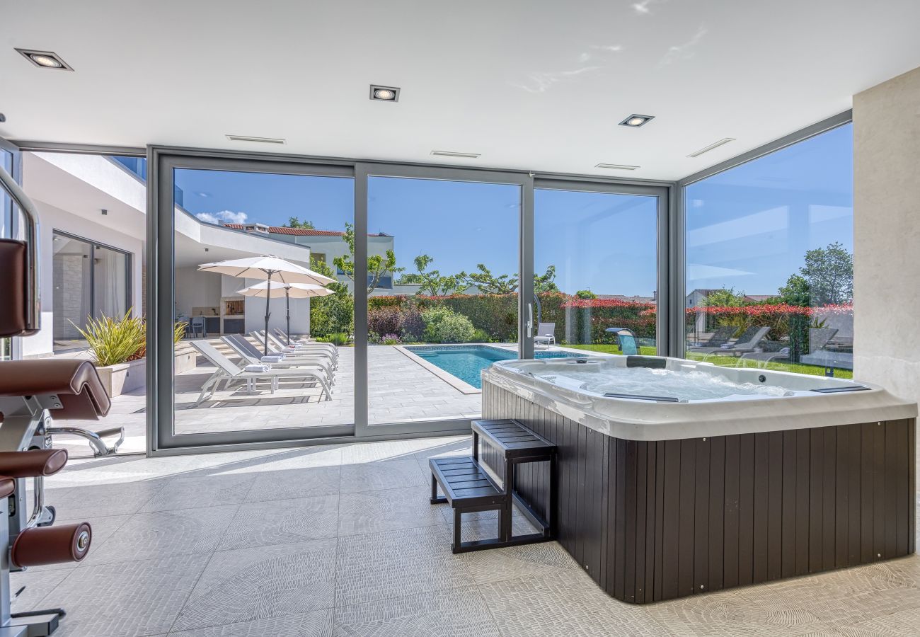 Villa a Kringa - Villa Blanka in Central Istria for 8 persons with 50 m2 private pool, jacuzzi and free bikes