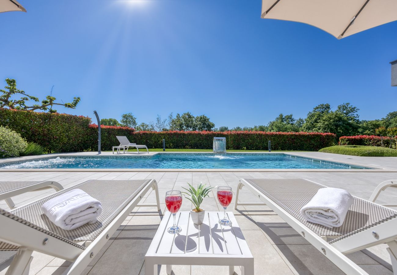 Villa a Kringa - Villa Blanka in Central Istria for 8 persons with 50 m2 private pool, jacuzzi and free bikes