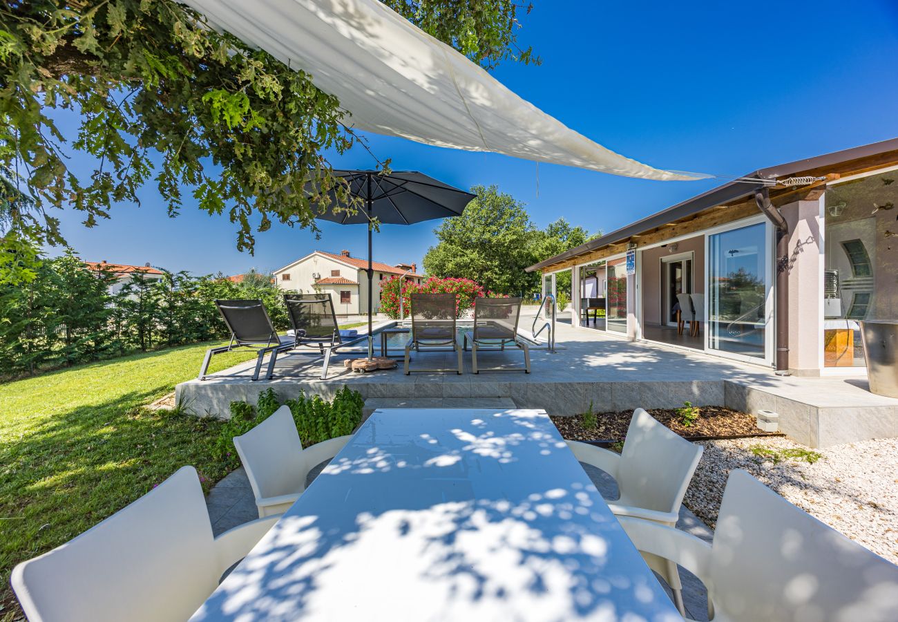 Villa a Nova Vas - Villa Jacky 2 near Poreč for 4 persons with 32 m2 private pool - pet friendly