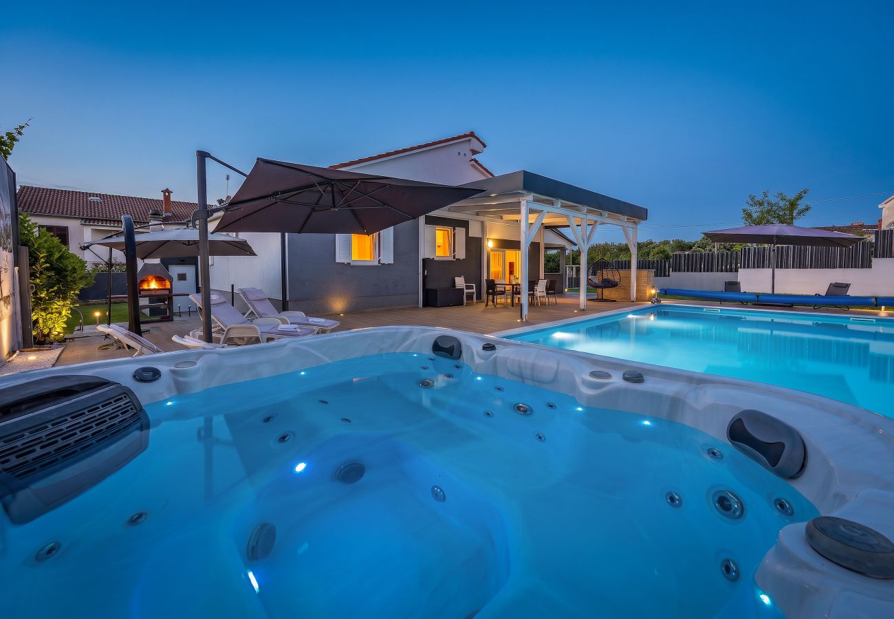 Villa a Matohanci - Villa Beauty near Rovinj for 7 people with 55 m2 private heated pool, wellness & kids playground