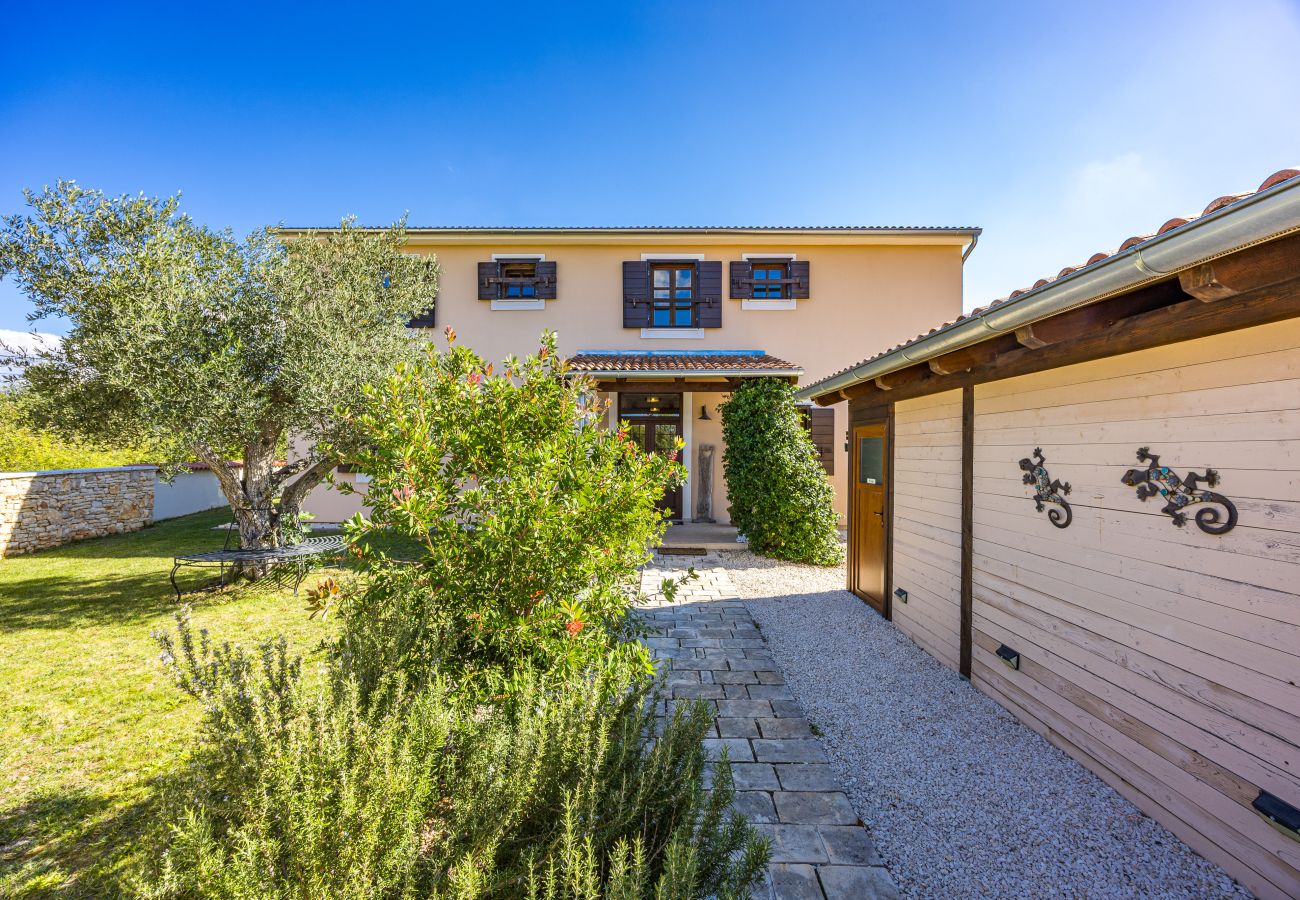 Villa in Sveti Kirin - Villa Cirka in Central Istria for 12+2 persons with a 36 m2 heated pool, gaming & activities for kids and adults